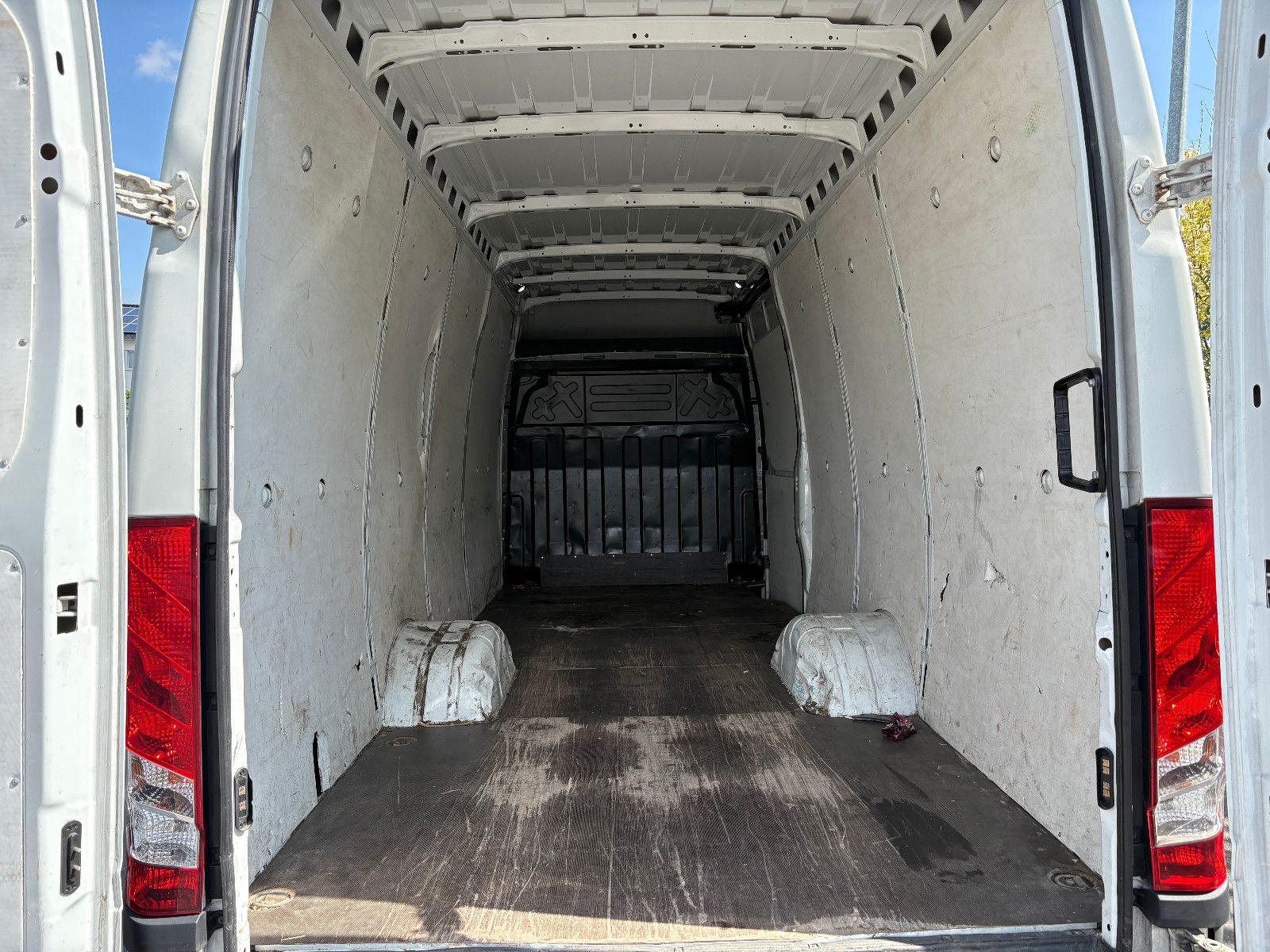 Fahrzeugabbildung Iveco Daily Kasten HKa 35 C ... V Radstand 4100/3-SITZ