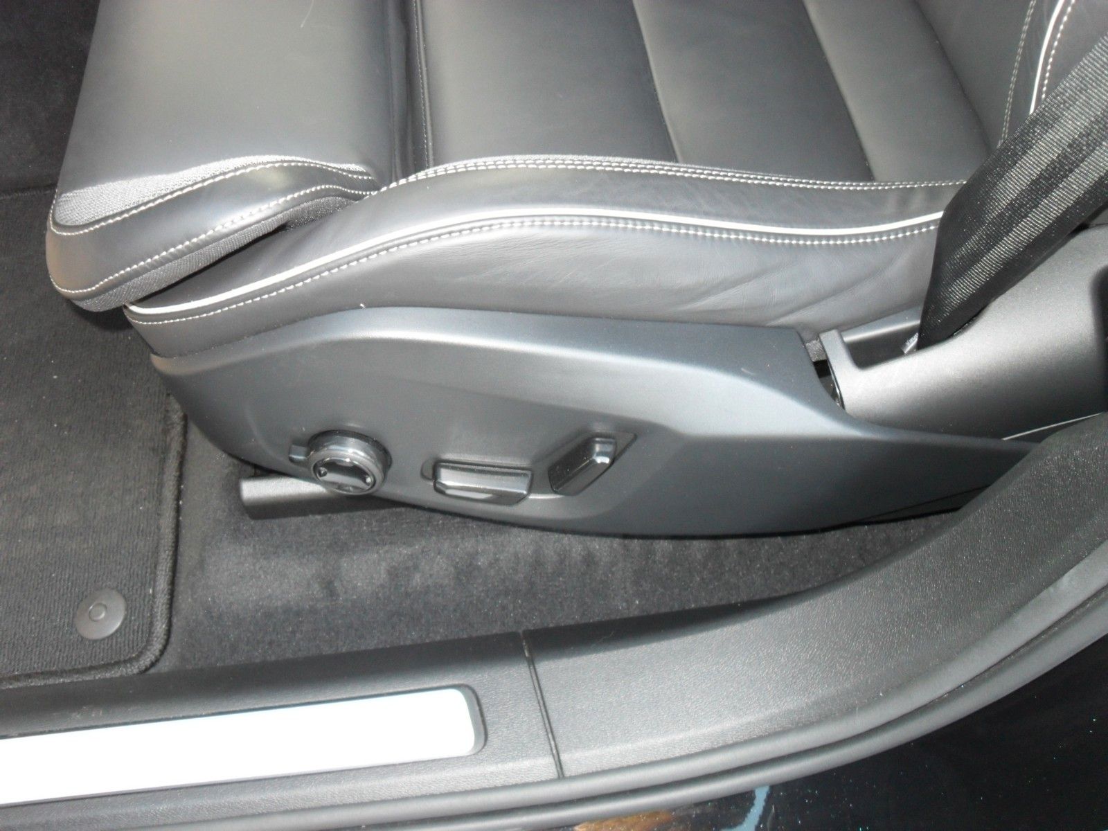 Fahrzeugabbildung Volvo XC 60 B5 Plus Black Edition AWD | Luftfederung