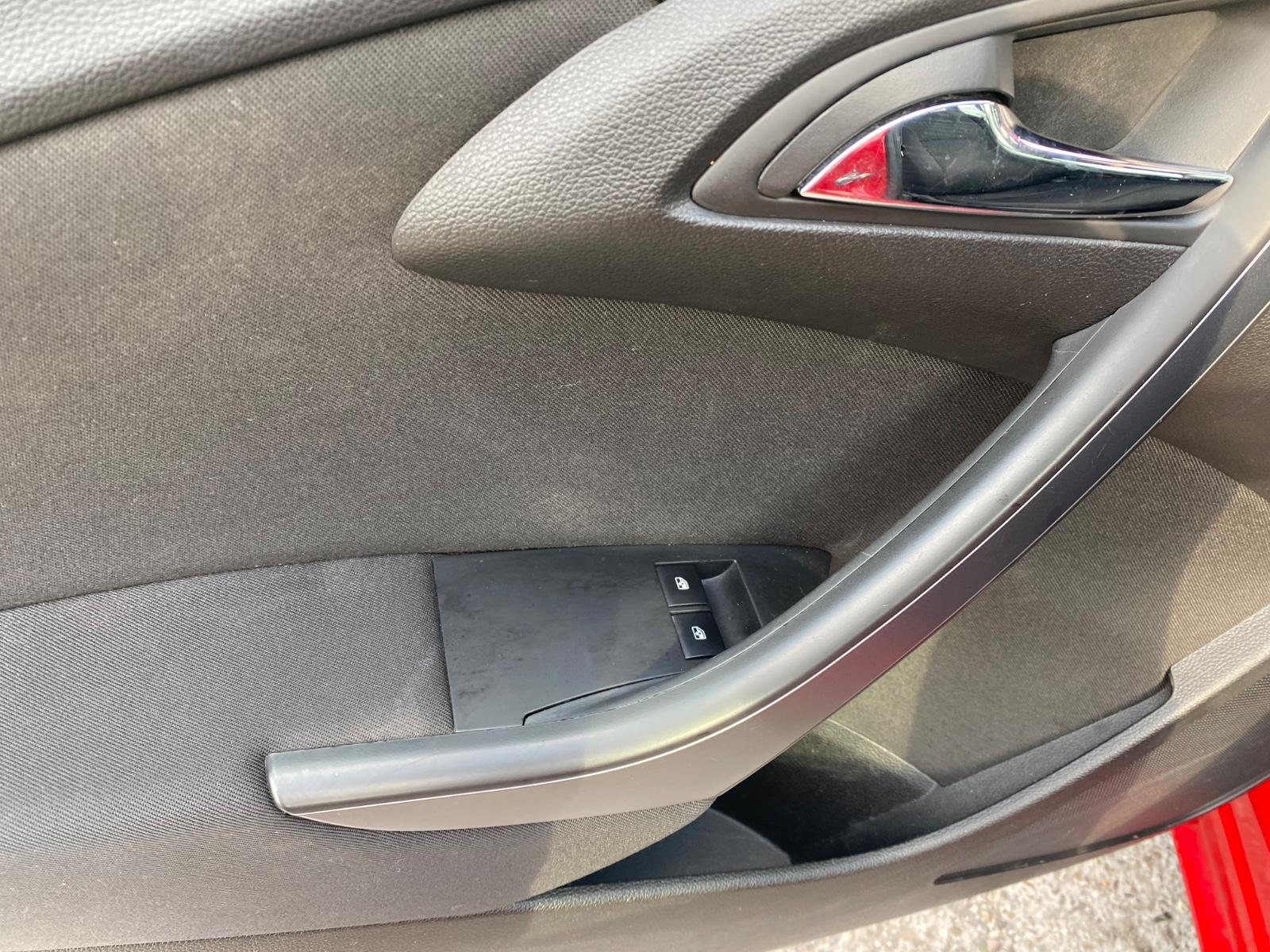Opel Astra 2014 — photo 8