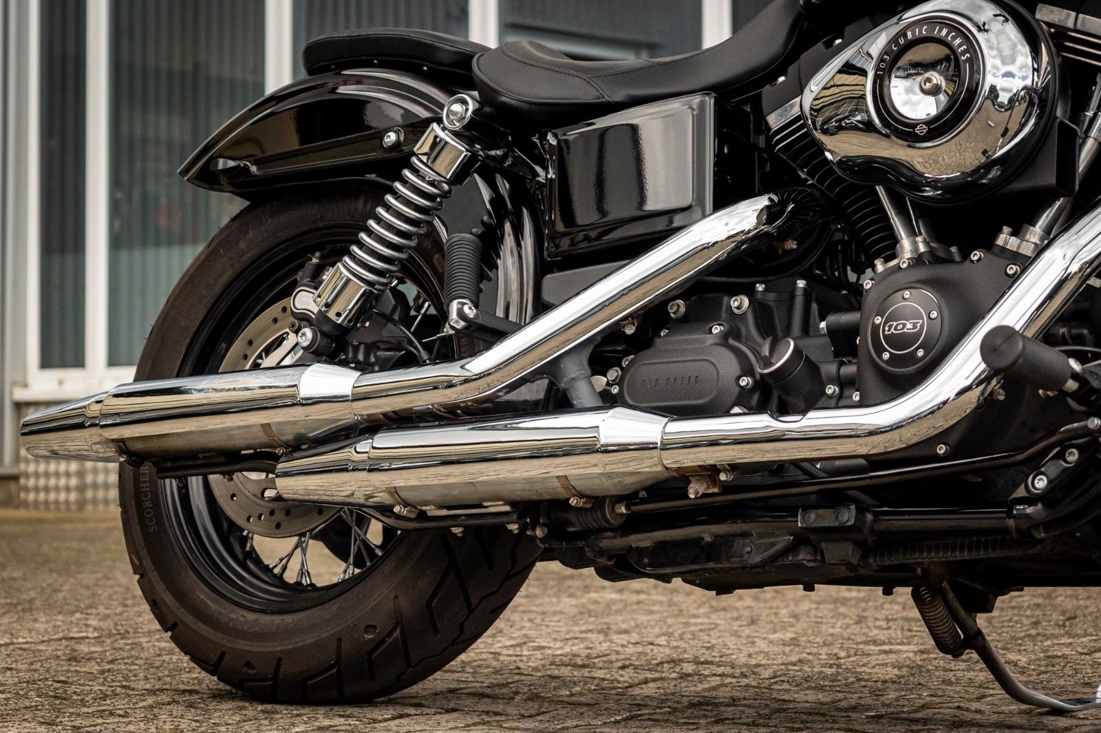 Fahrzeugabbildung Harley-Davidson DYNA STREET BOB FXDB 103 - Vorverlegte Fußrasten