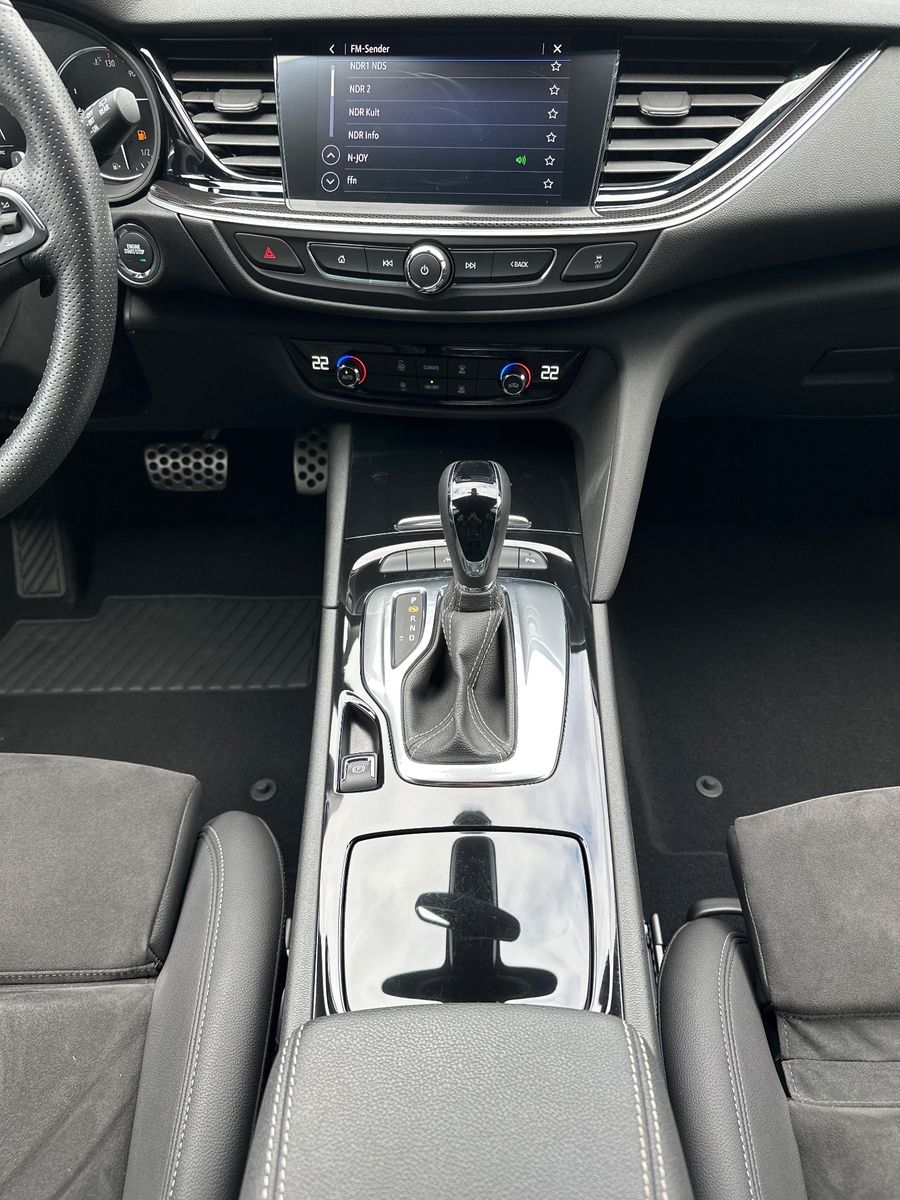 Fahrzeugabbildung Opel Insignia ST 2.0 D Ultimate AT NAV+LED+ACC+KAMERA