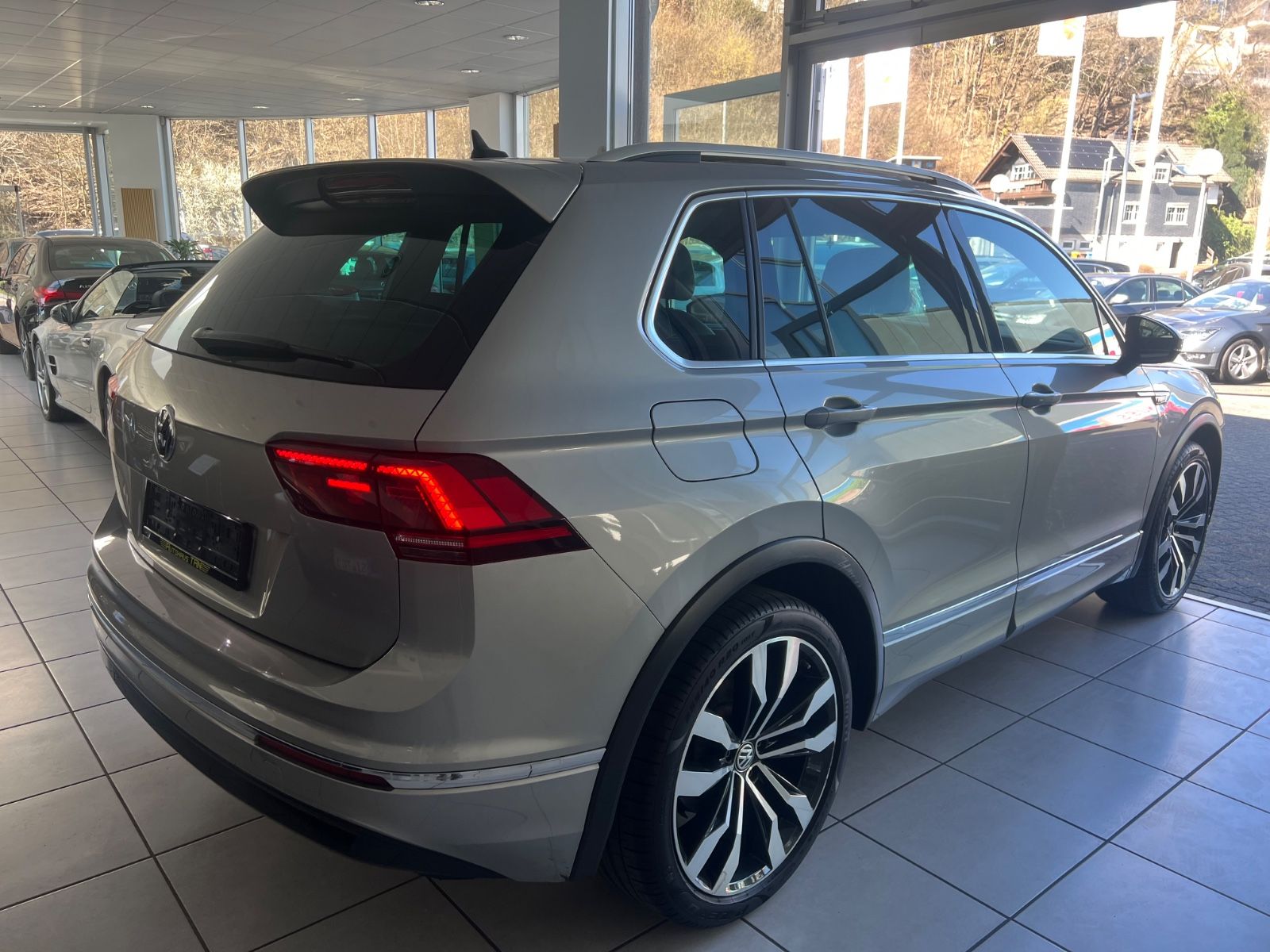 Fahrzeugabbildung Volkswagen Tiguan Highline 2.0TDI DSG 4Motion R-Line