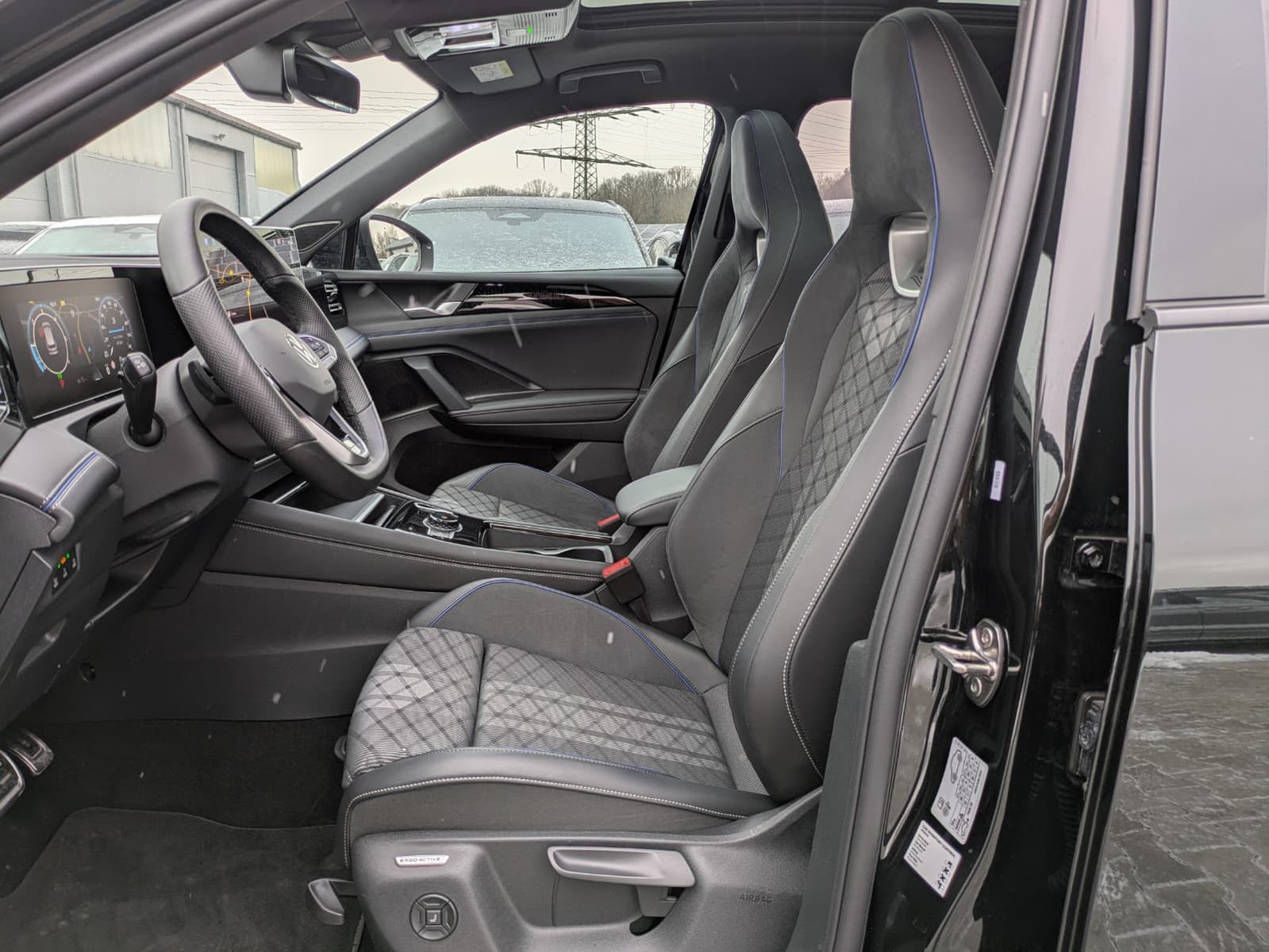 Fahrzeugabbildung Volkswagen Tiguan 2.0 TDI 4M R-Line PANO*H&K*AHK*MATRIX*20"