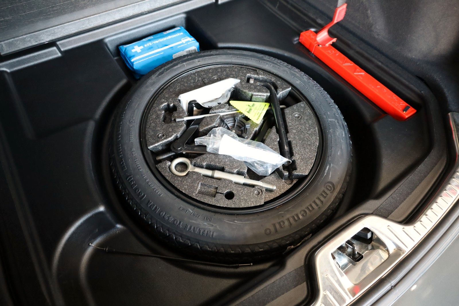 Fahrzeugabbildung Volvo V60 Kombi Linje Business T.Leder,Navi,SH,PDC