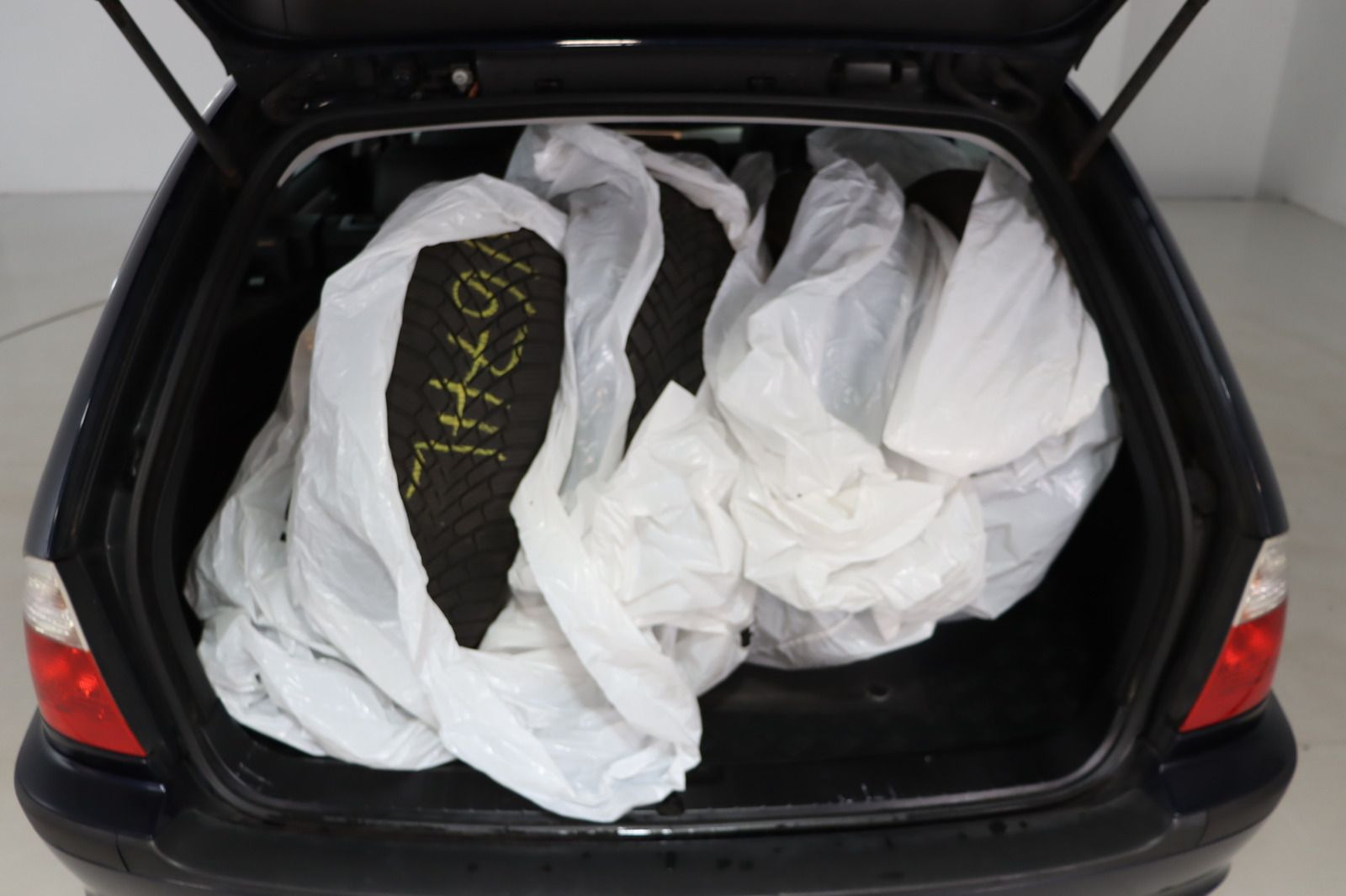 Fahrzeugabbildung BMW 320 i * Xenon * Leder * Sitzhzg. PDC