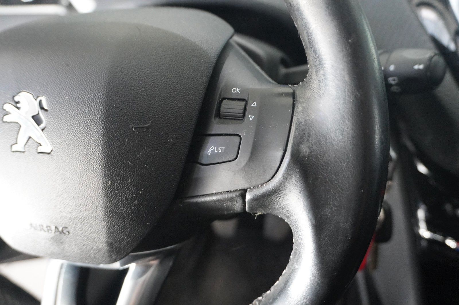 Fahrzeugabbildung Peugeot 2008 1.2 ALLURE NAVI/LED/KAMERA/SHZ/SPORT/TEMP.