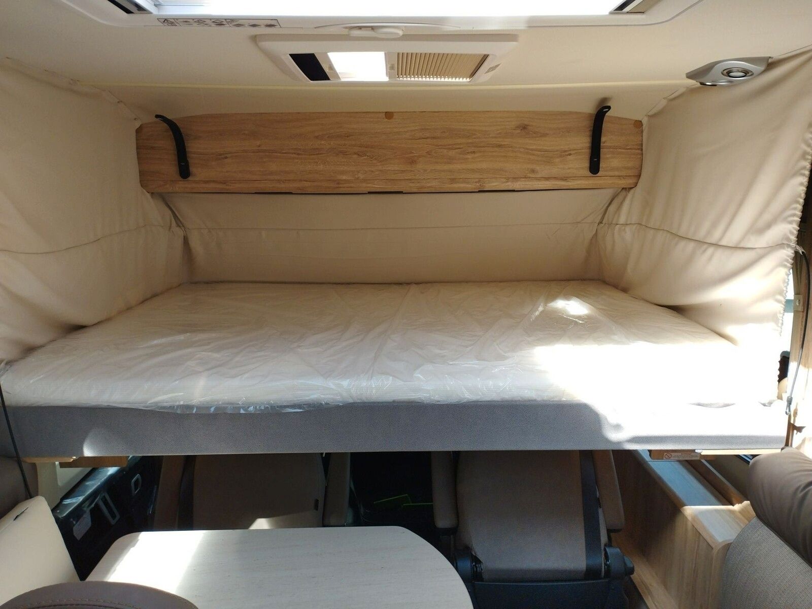 Fahrzeugabbildung Eura Mobil Integra Line IL 720 EB Mondial-Plus-Paket