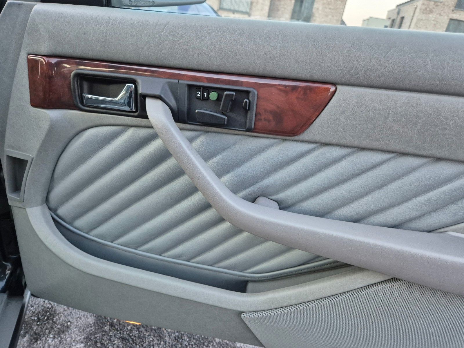 Fahrzeugabbildung Mercedes-Benz 560 SEL/Deutsch/Coupé Sitzanlage/Bestzustand