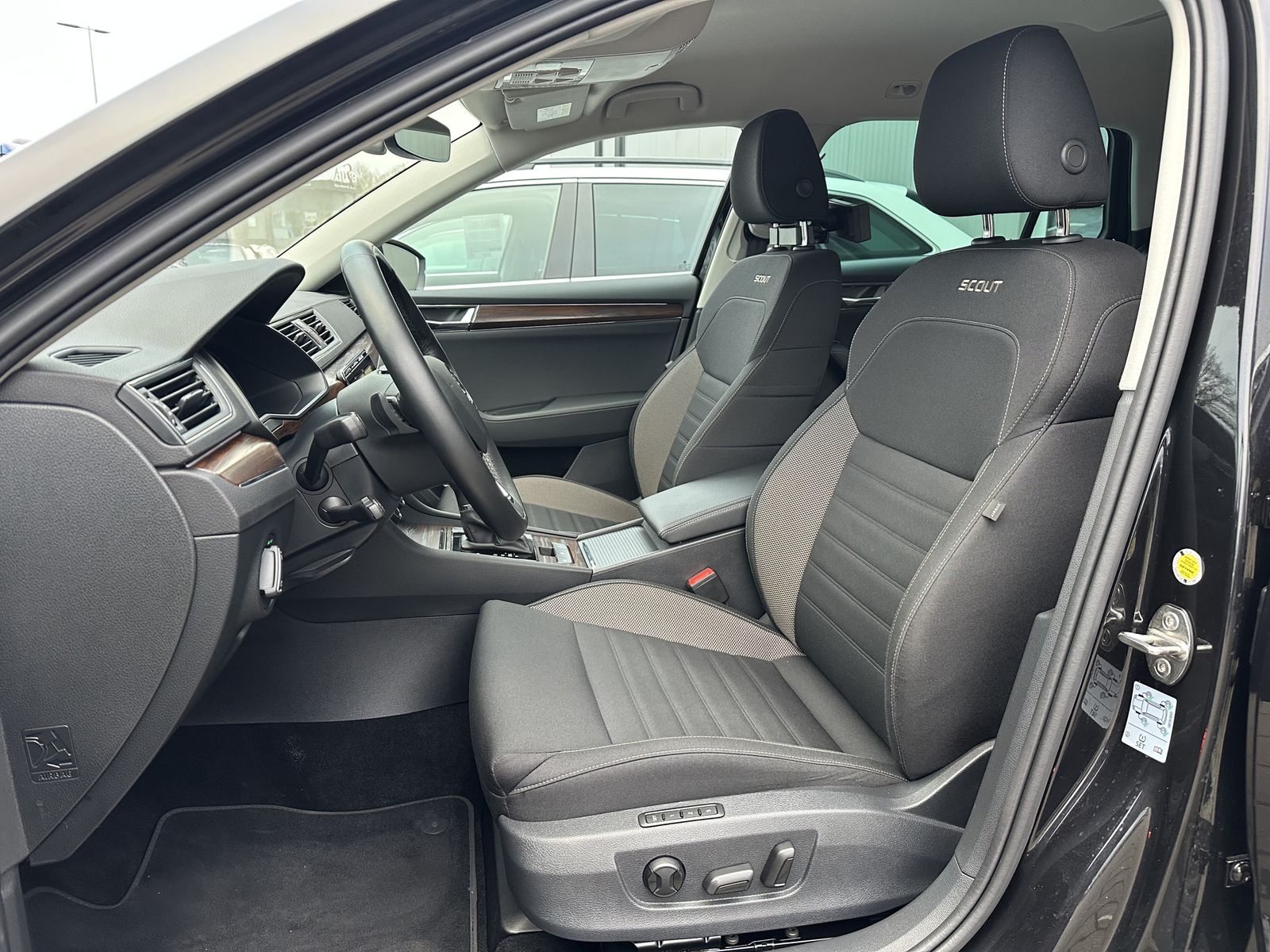 Fahrzeugabbildung SKODA Superb Combi 2.0 TDI 4x4 DSG Scout NAV+LED+AHK