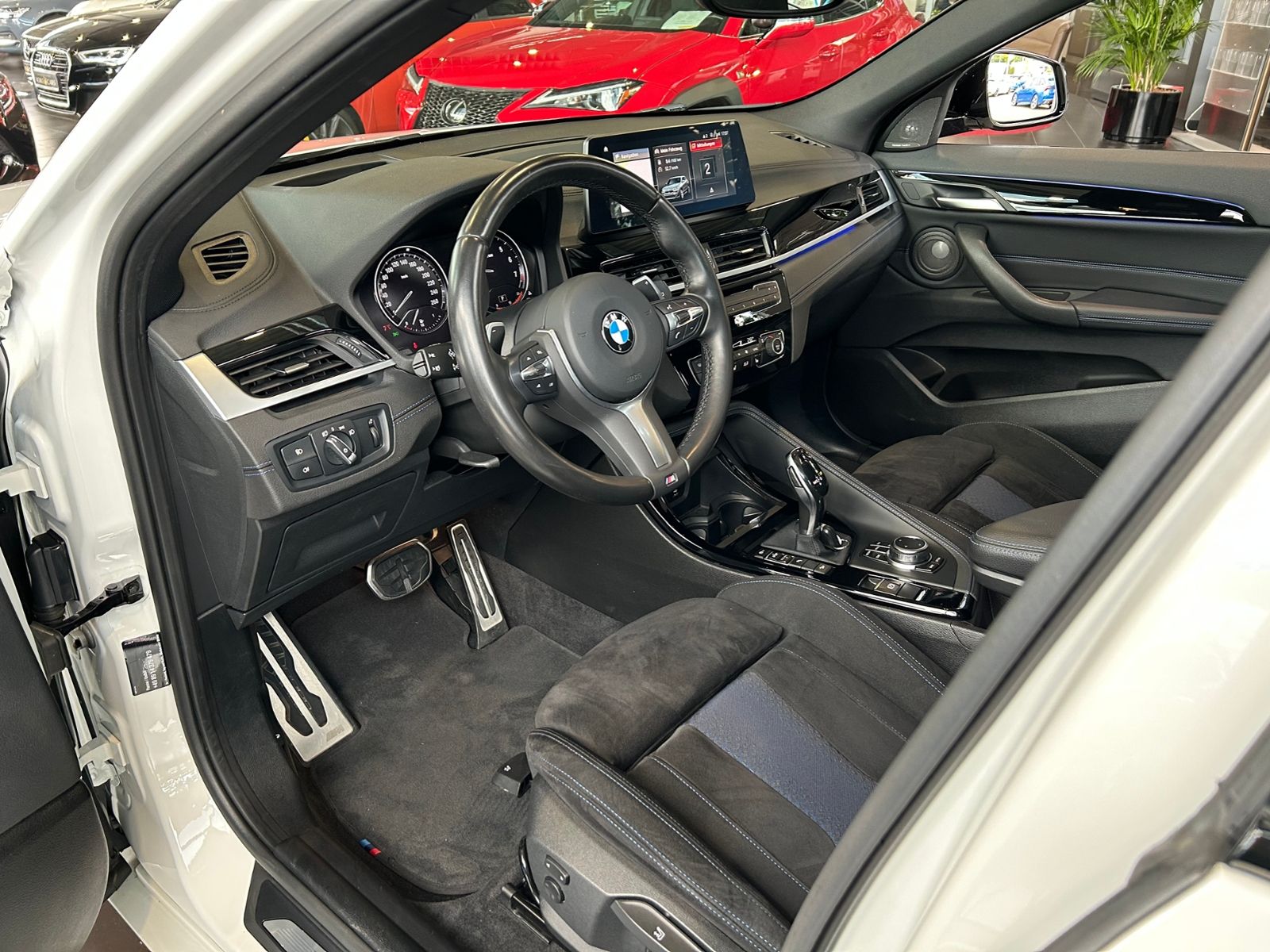 Fahrzeugabbildung BMW X2 M35 i xDrive Shadow PANO HUD H/K KAM
