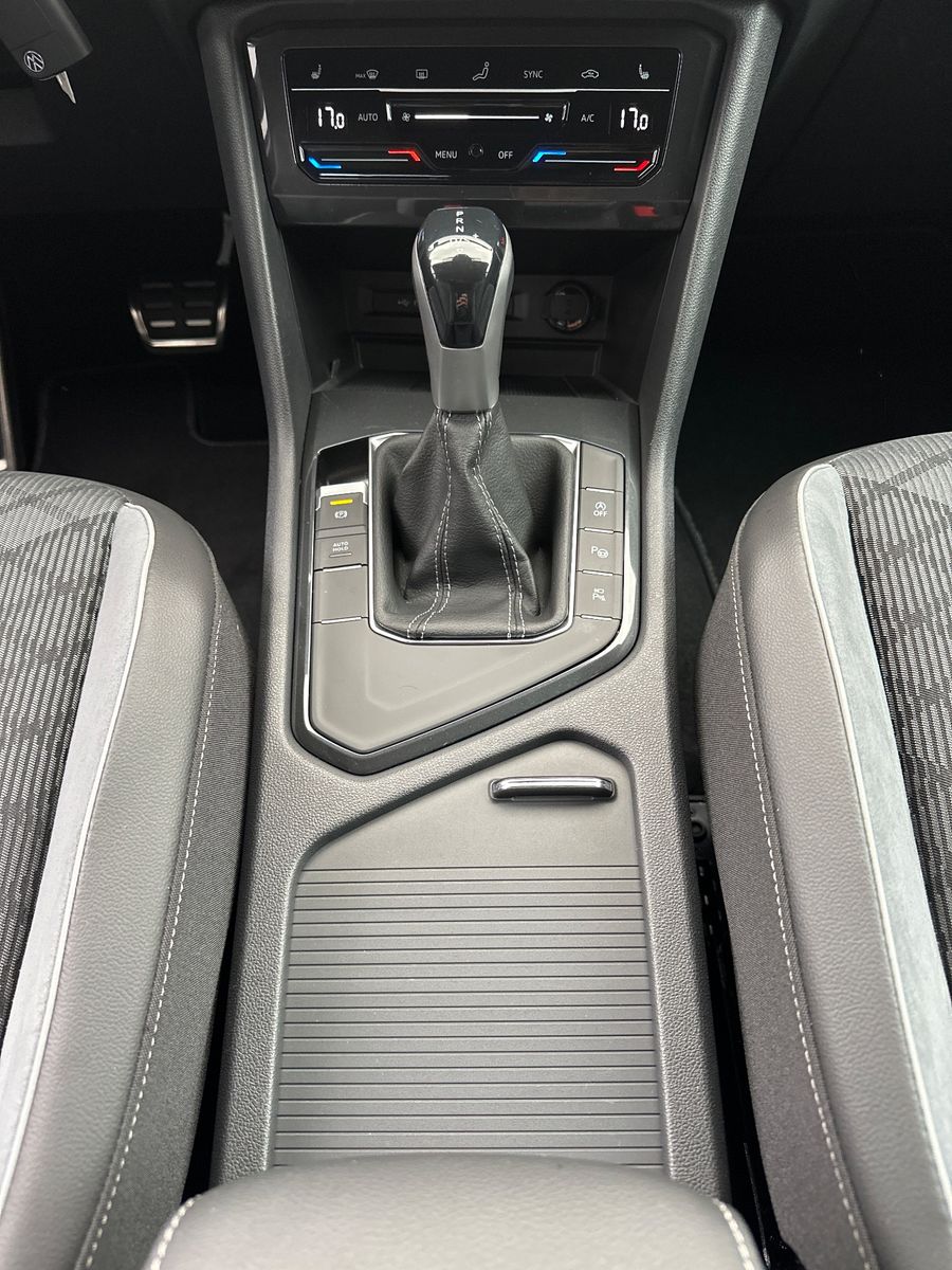 Fahrzeugabbildung Volkswagen Tiguan 1.5 TSI DSG R-Line NAV+LED+20ZO+HUD