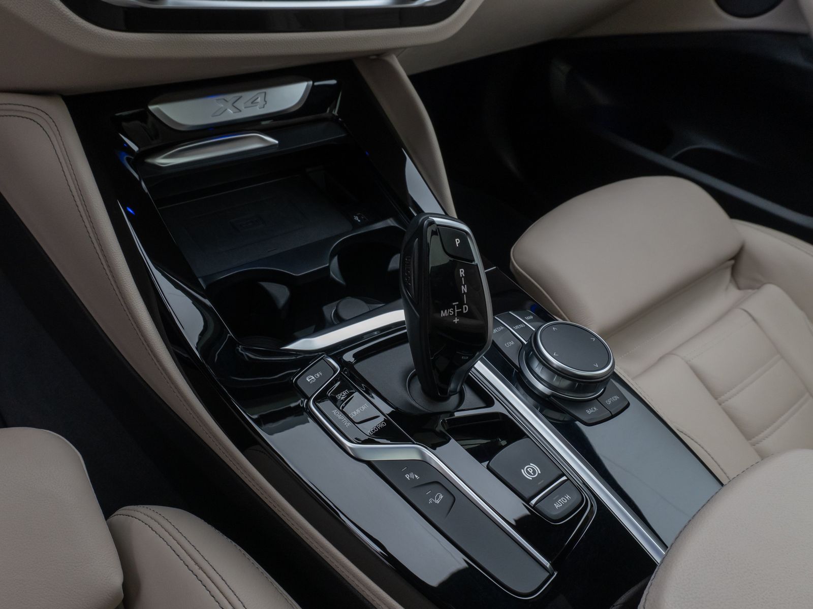 Fahrzeugabbildung BMW X4 xD30d M Sport Panorama Kamera HUD H/K AHK 21"