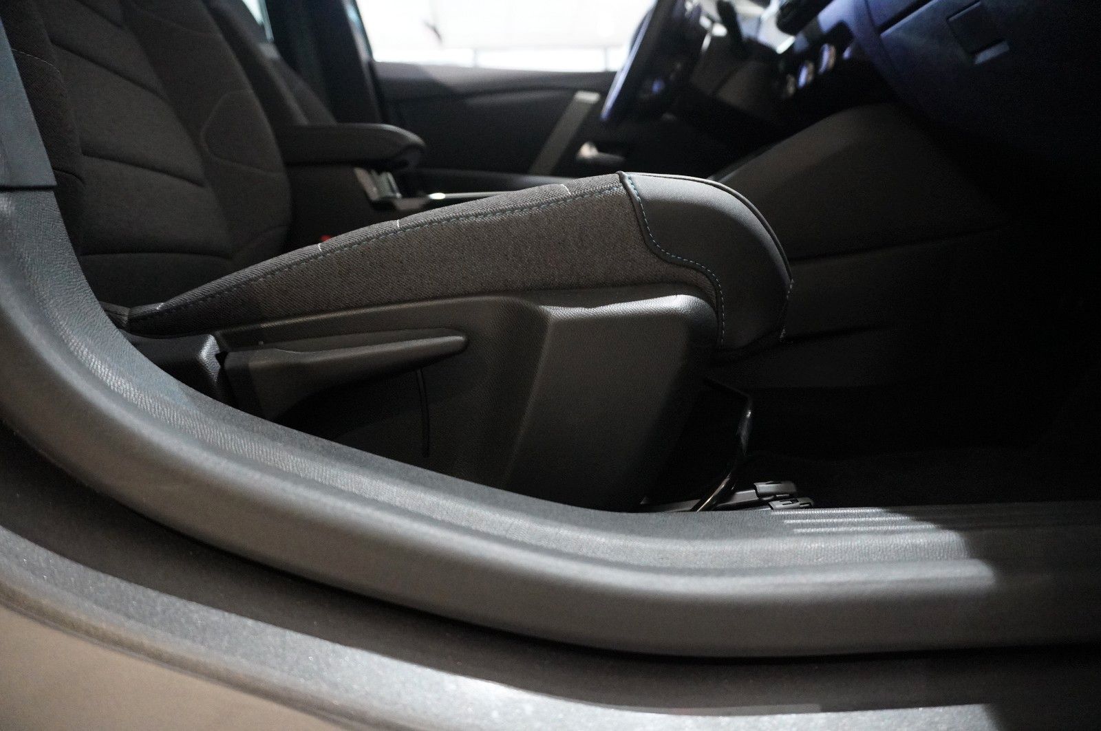 Fahrzeugabbildung Citroën C4 Lim. 1.2T PLUS NAVI/LED/KAMERA/SPORT /VIR/DAB