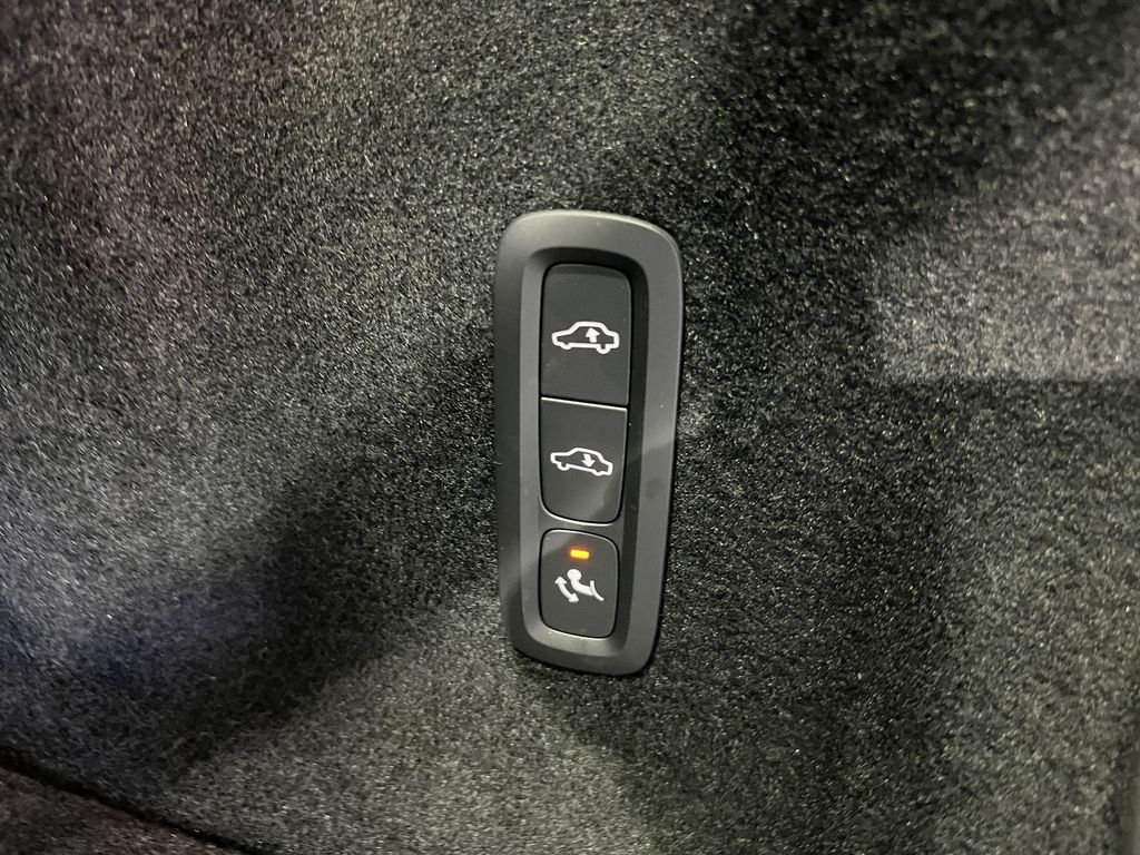 Volvo XC60 T6 Plus Black Edition Recharge AWD B&W HUD