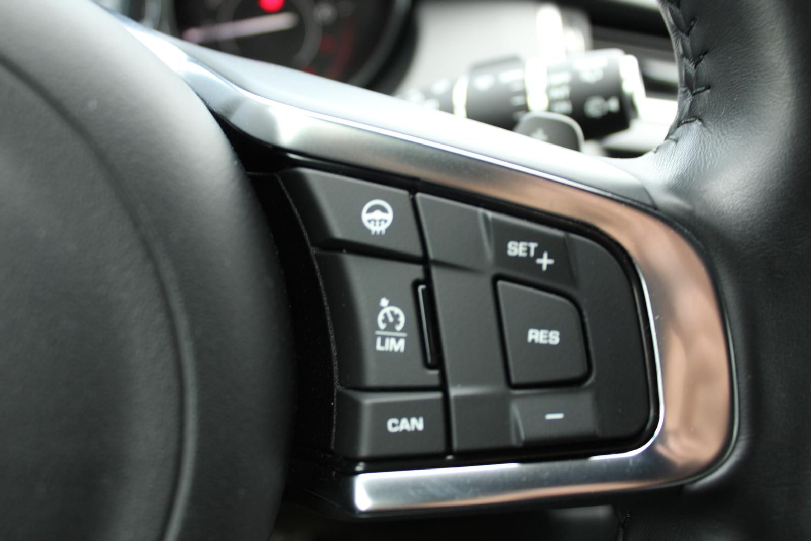 Fahrzeugabbildung Jaguar E-Pace P200 R-Dynamic SE AWD