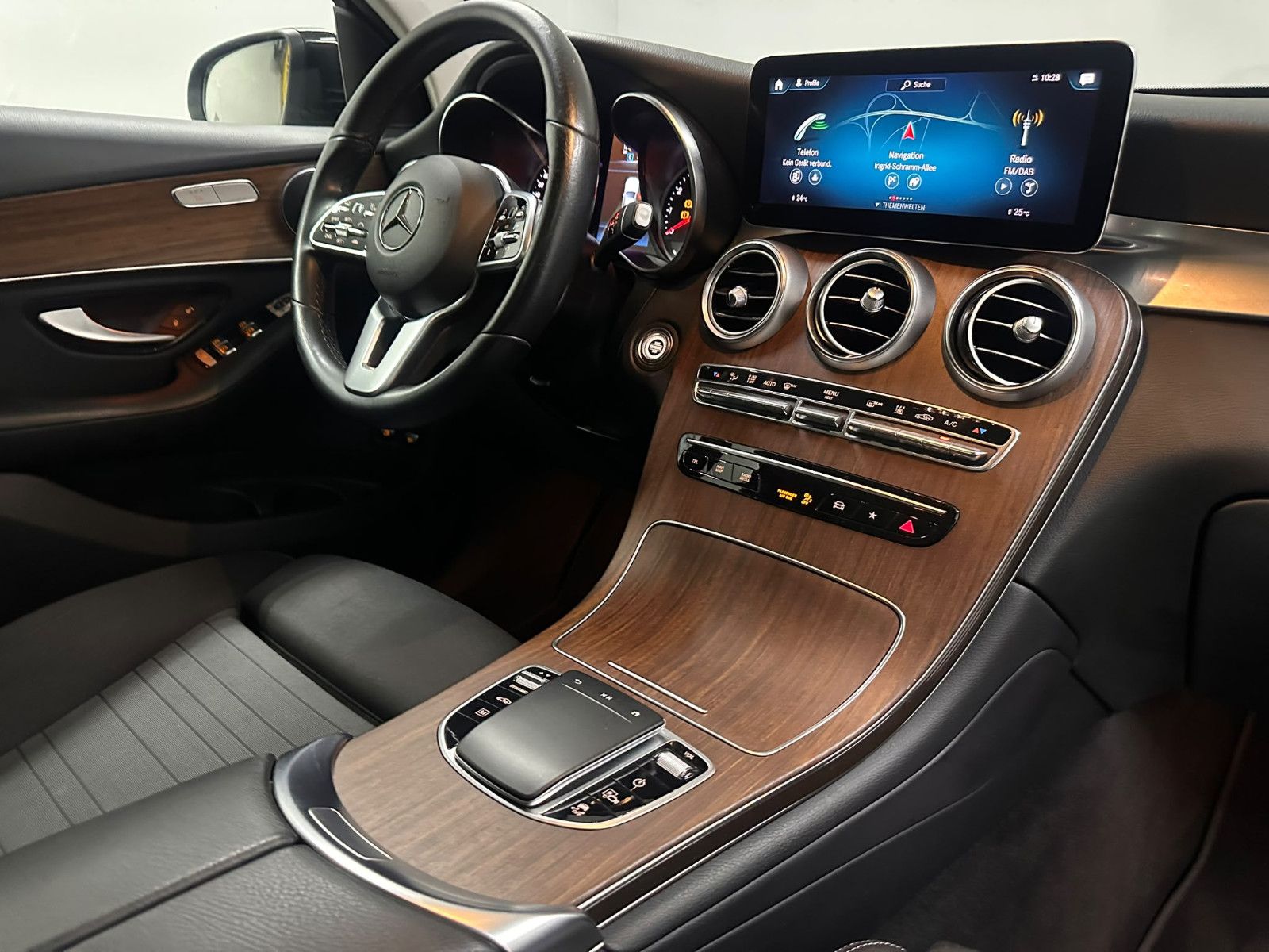 Fahrzeugabbildung Mercedes-Benz GLC 300 e 4MATIC Autom.*AHK*PANORAMA*DISTRO