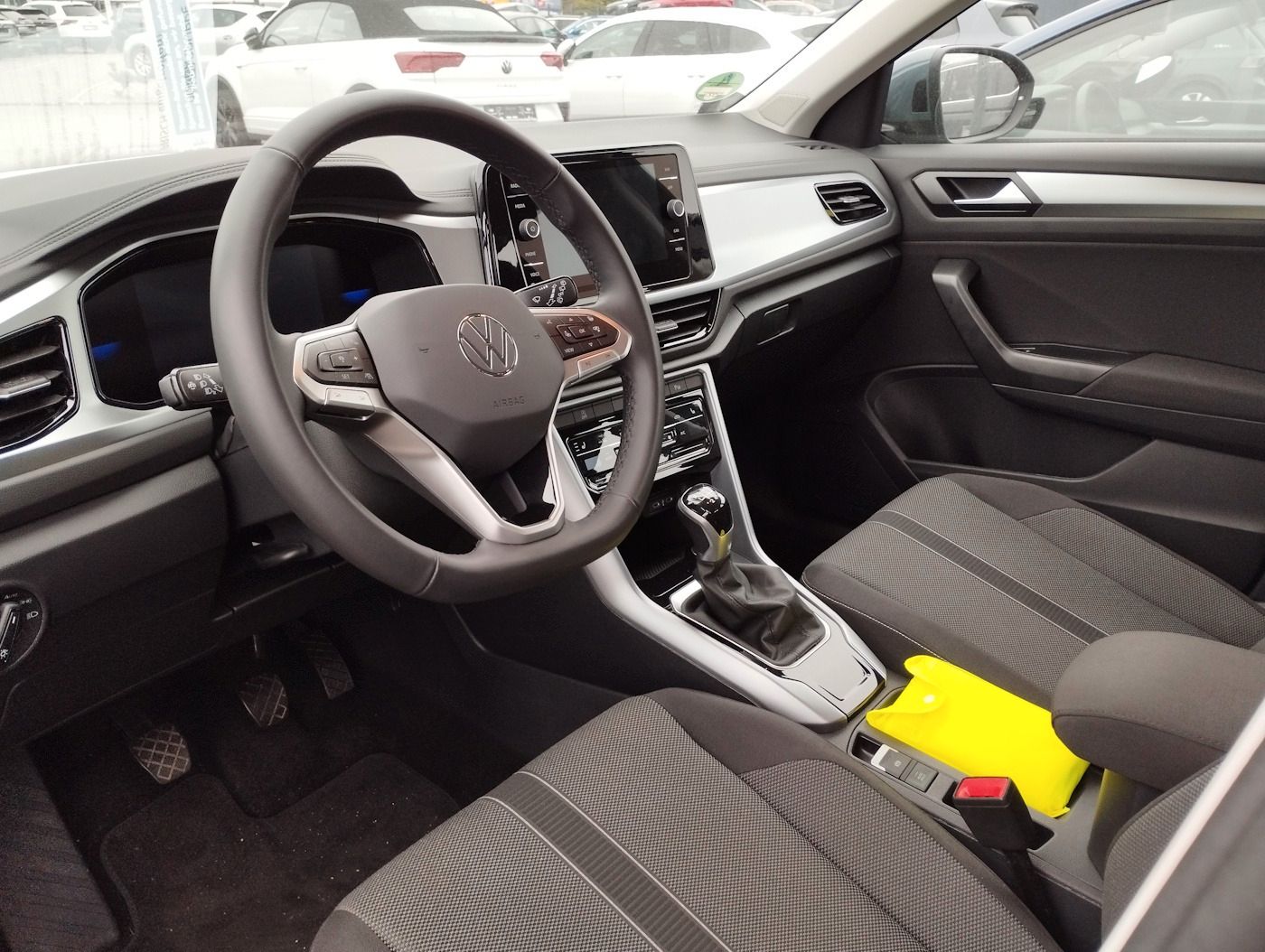 Fahrzeugabbildung Volkswagen T-Roc 1.5 Life NEU42T AHK Standhz ACC LED Kamera