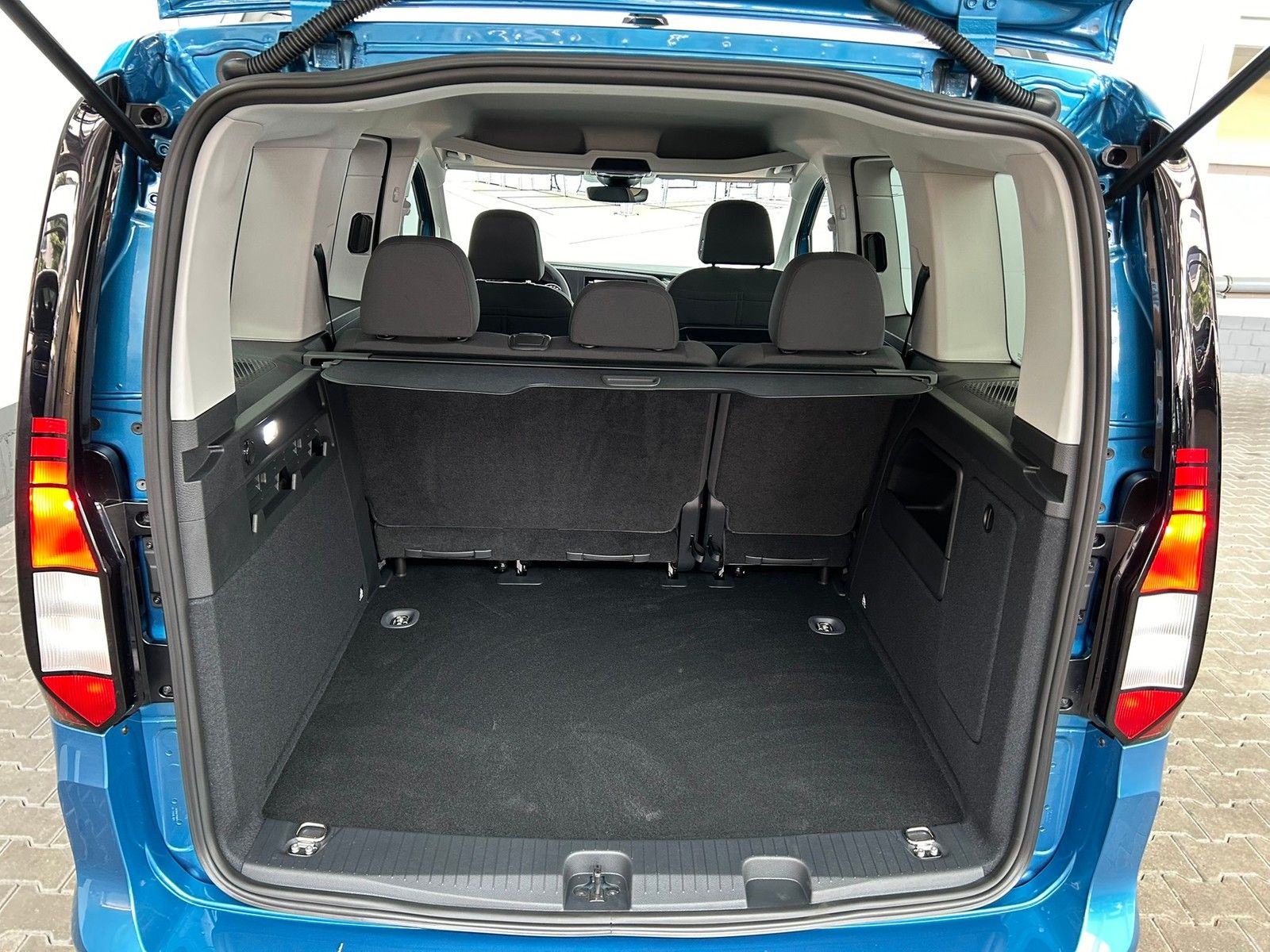 Fahrzeugabbildung Volkswagen Caddy Kombi Life 1,5 TSI +Designpaket+AppConnect