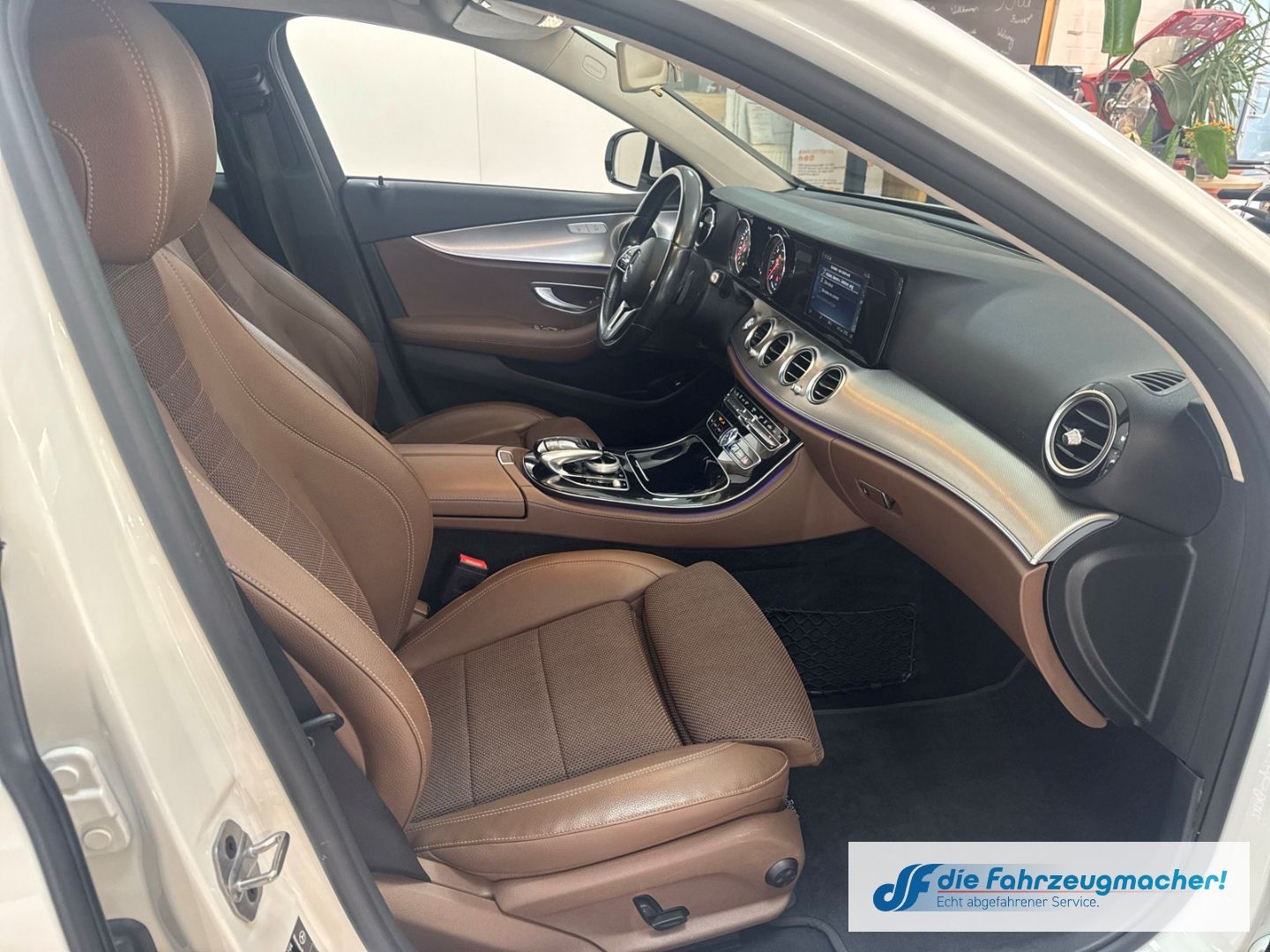 Fahrzeugabbildung Mercedes-Benz E 300 T-Modell de Niveau Navi Digitales Cockpit