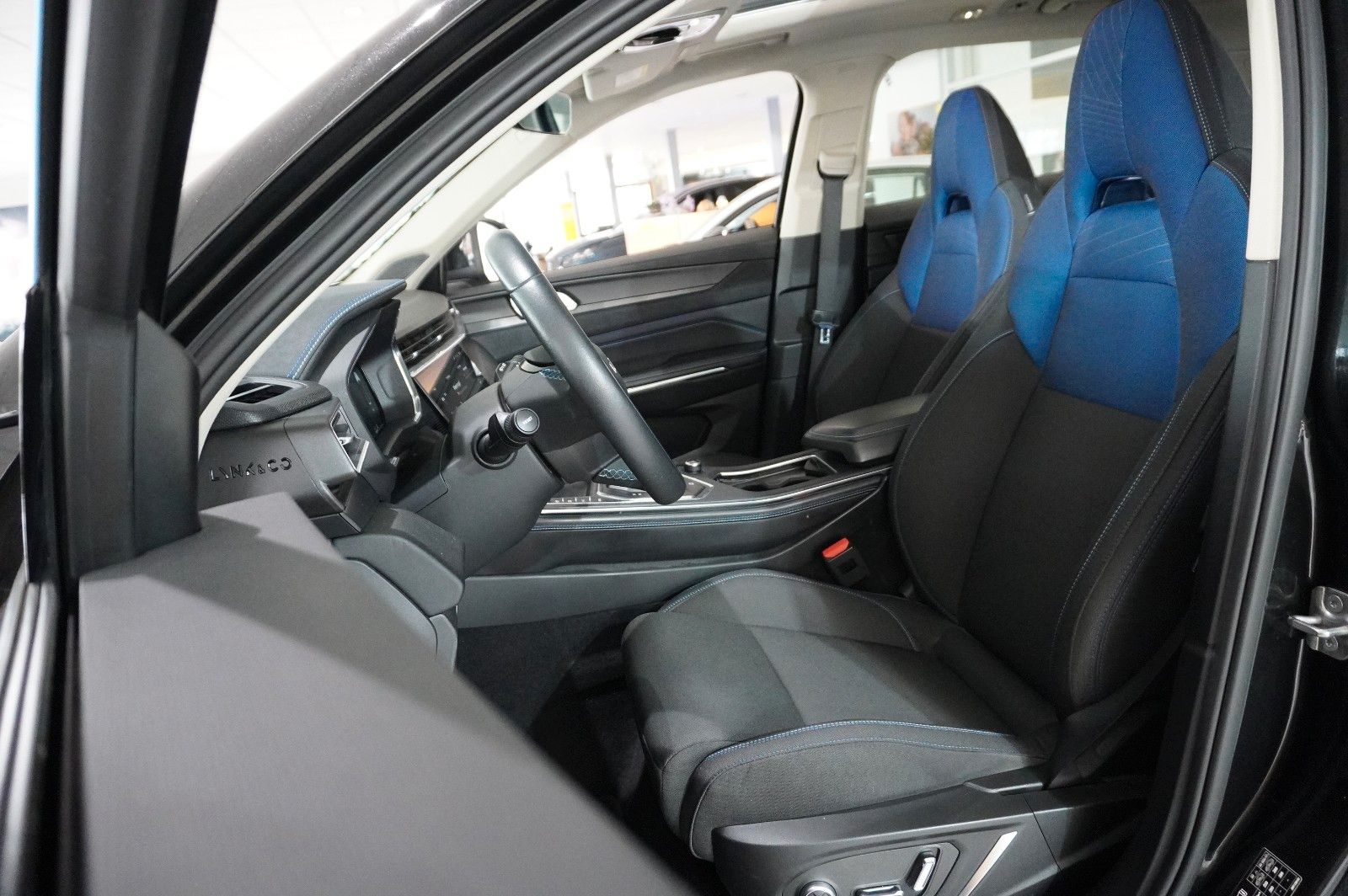 Fahrzeugabbildung Lynk&Co 01 1.5T HEV HYBRID NAVI/LED/SPORT/VIRT./PANO/DAB
