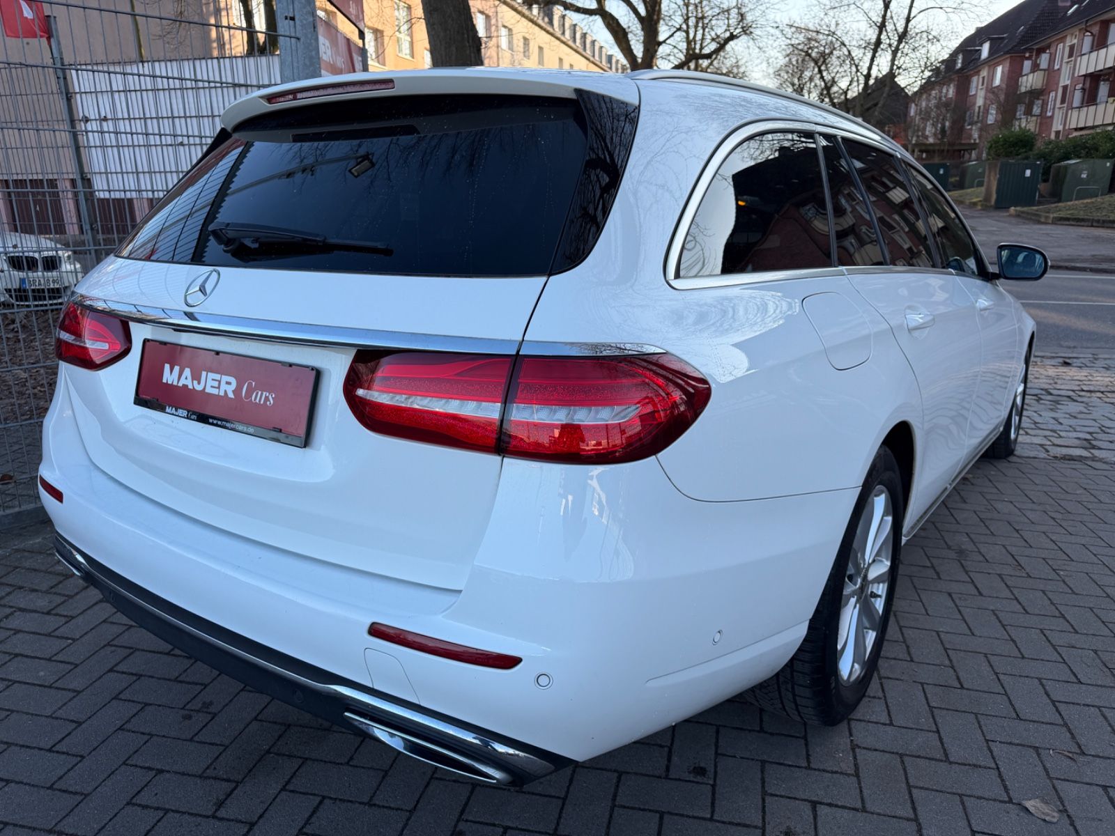 Fahrzeugabbildung Mercedes-Benz E 220 4Matic*MULTIBEAM*360°KAMERA*WIDESCREEN*PDC