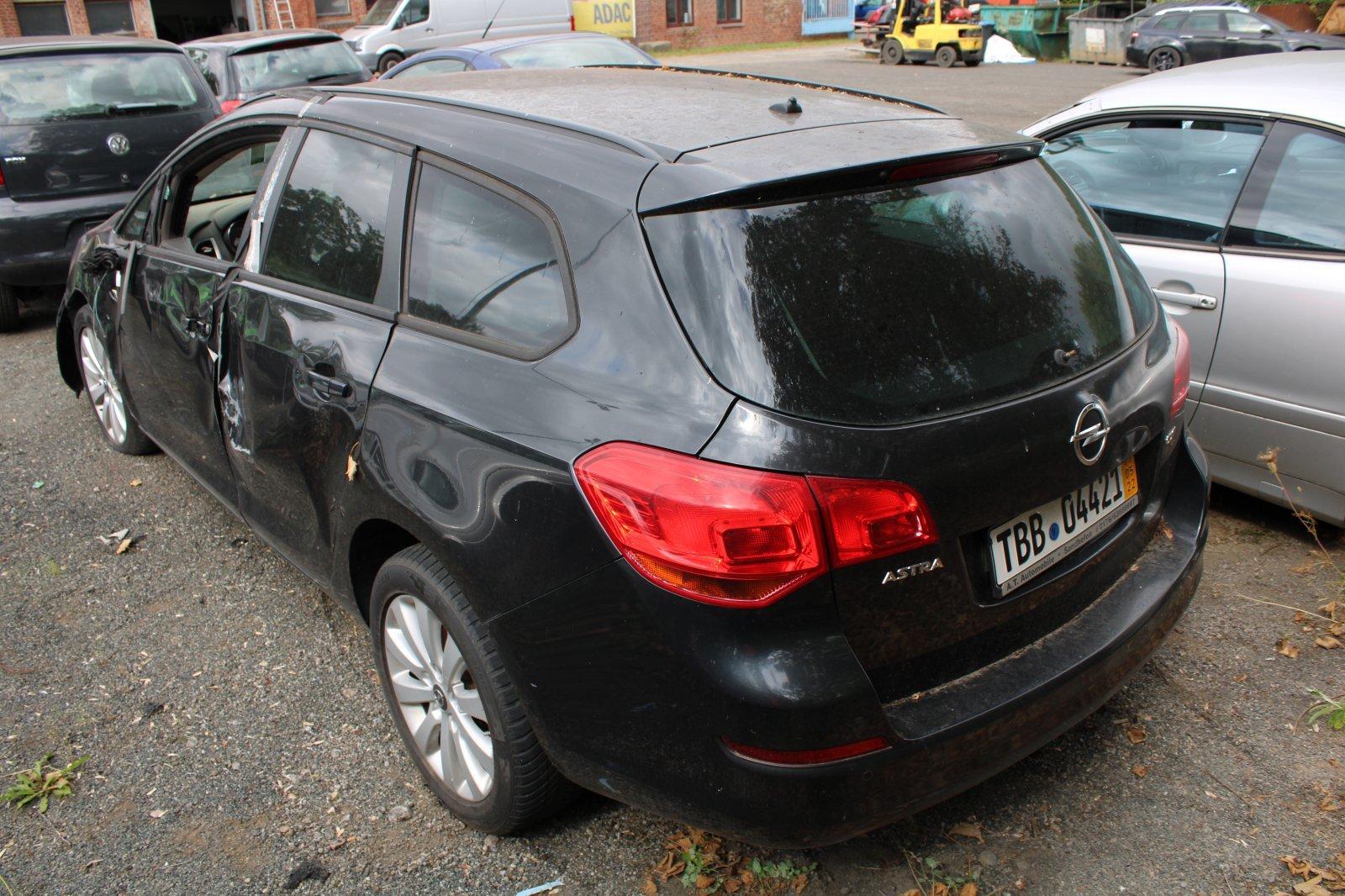 Opel Astra 2012 — photo 11