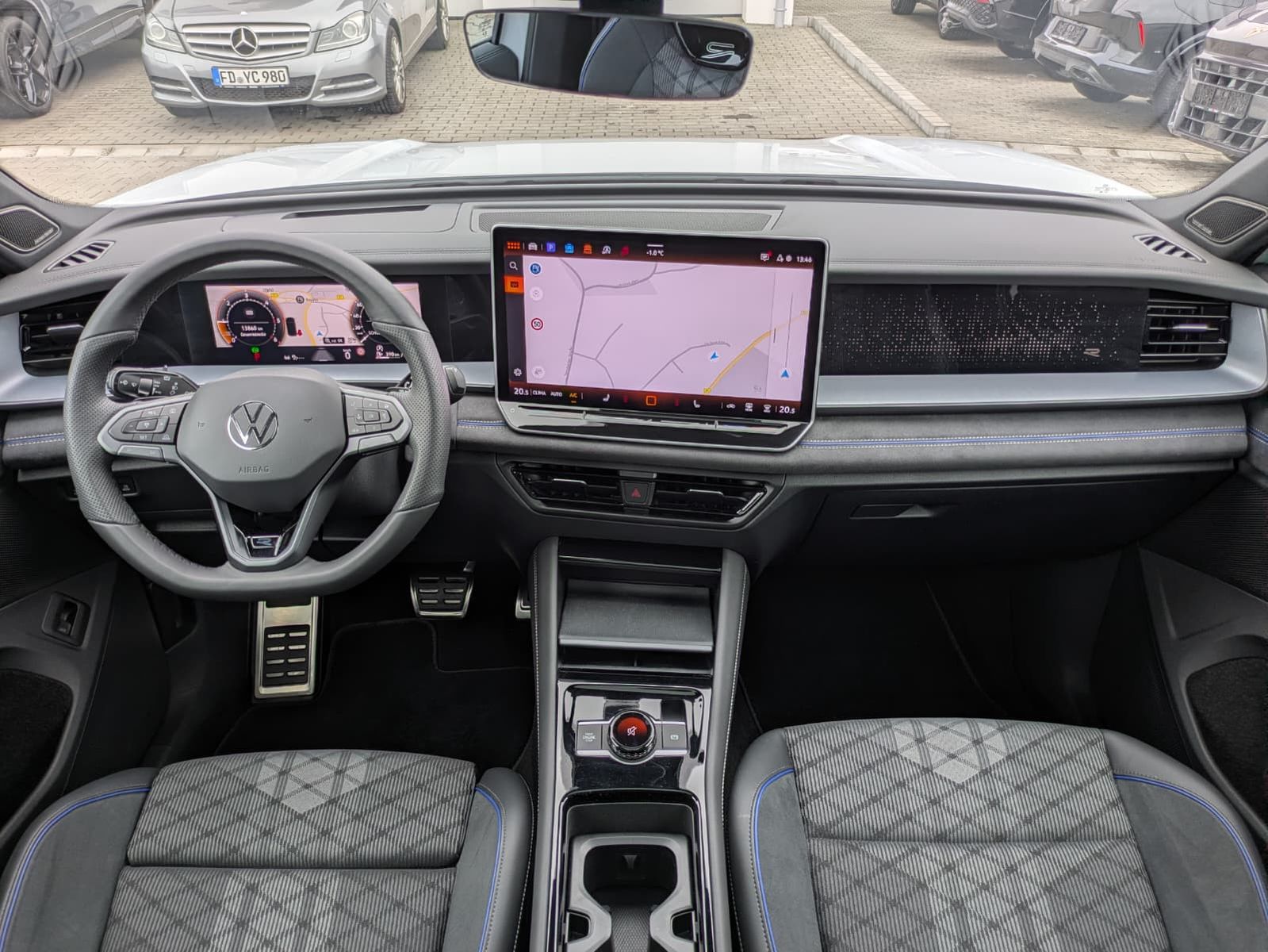 Fahrzeugabbildung Volkswagen Tayron 2.0 TDI 4M R-Line BLACK*7Si*MATRIX*PANO