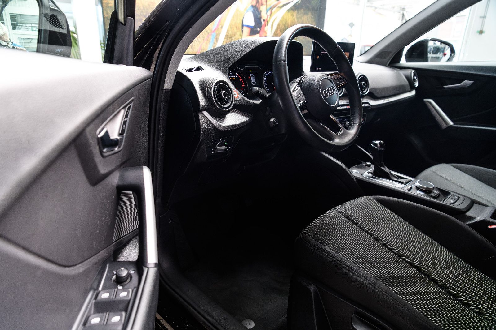 Fahrzeugabbildung Audi Q2 35 TFSI S tronic LED/SZH/RFK/NAVI/GJR