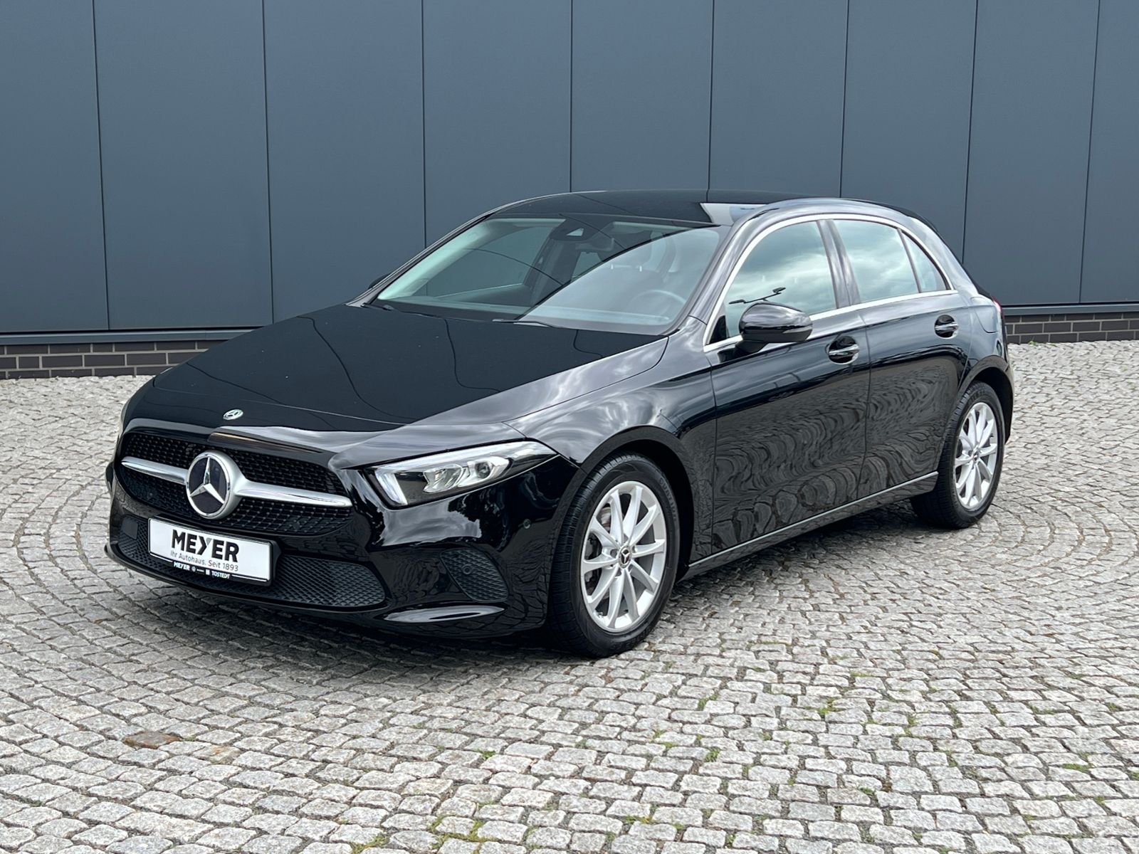 Fahrzeugabbildung Mercedes-Benz A 180 Progressive *LED, Kamera, 17'-LM-GJ*