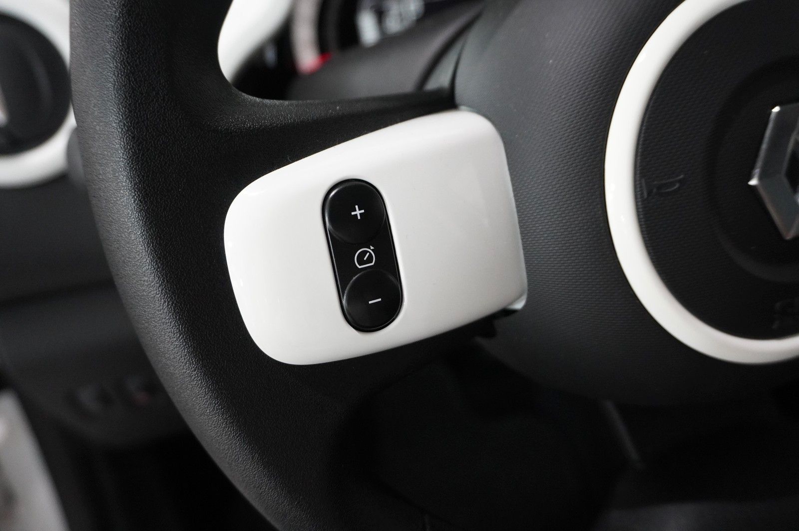 Fahrzeugabbildung Renault Twingo Equilibre Electric 22KWH NAVI/LED/DAB+