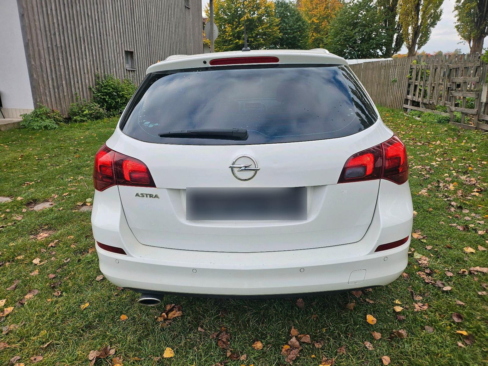Opel Astra 2012 — interior