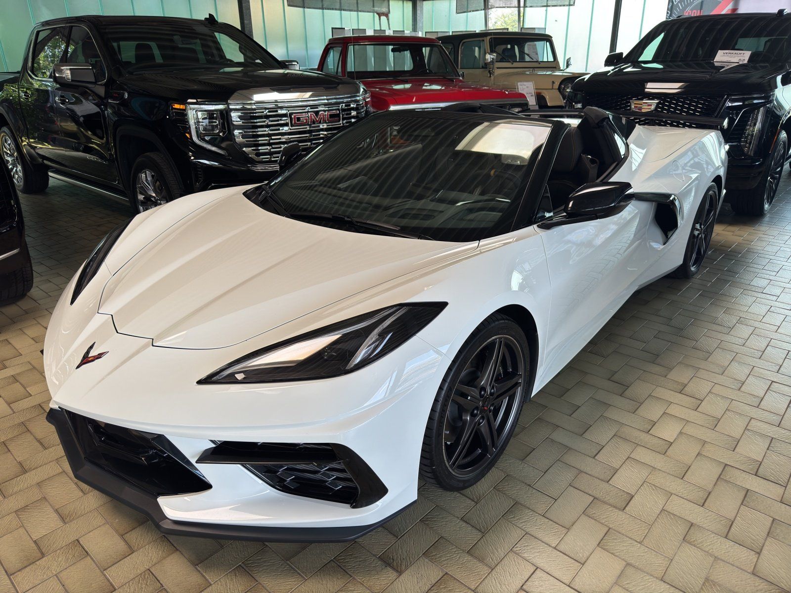 Fahrzeugabbildung Corvette C8 Cabrio 3LT MY2026 ARCTIC-WHITE/DARK-ATMOSPHER