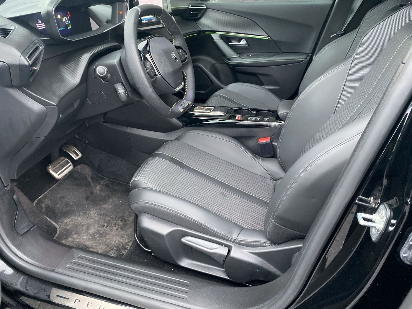 Fahrzeugabbildung Peugeot 2008 e- GT Elektromotor 136 *Sitzheizung*ACC*Kam