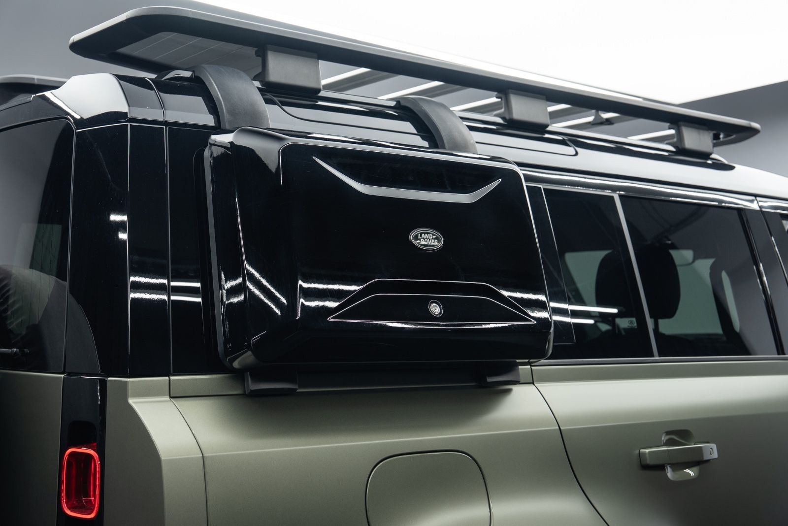 Fahrzeugabbildung Land Rover Defender 110 X-Dynamic SE EXPLORER/BLACK/PPF