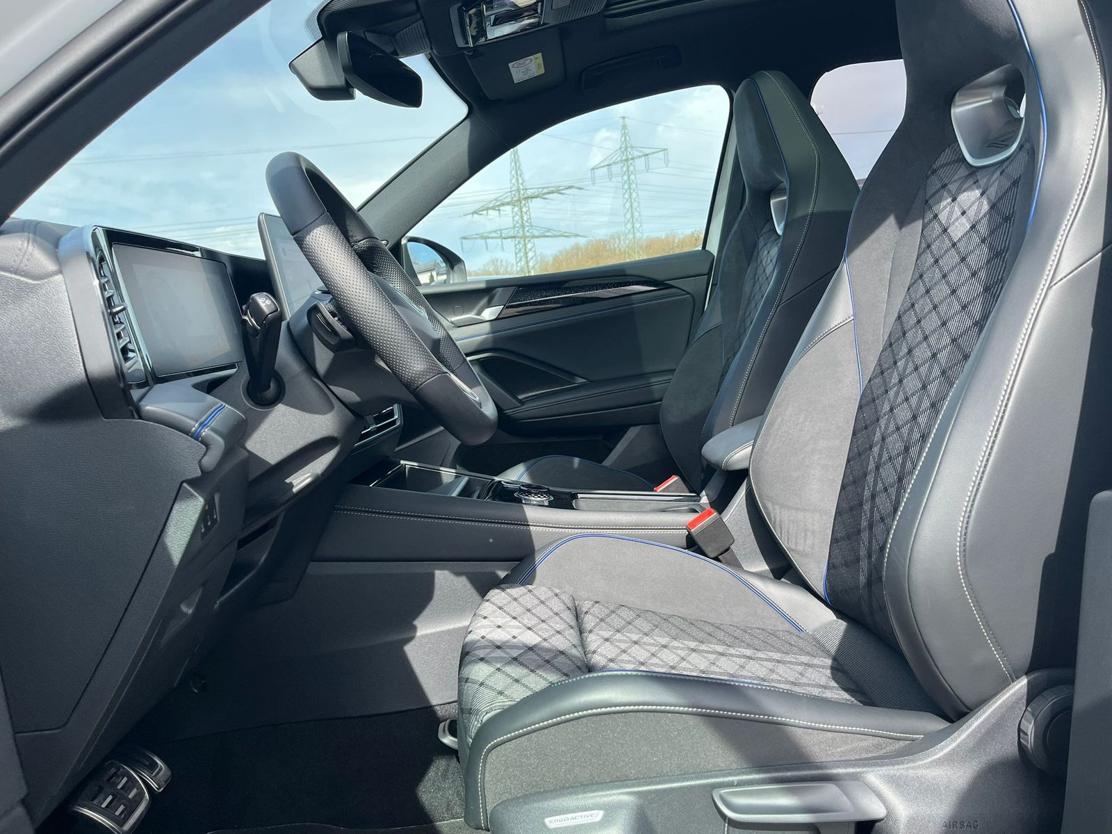 Изображение автомобиля Volkswagen Tiguan 2.0 TDI 4M R-Line PANO*H&amp;K*AHK*MATRIX*20"