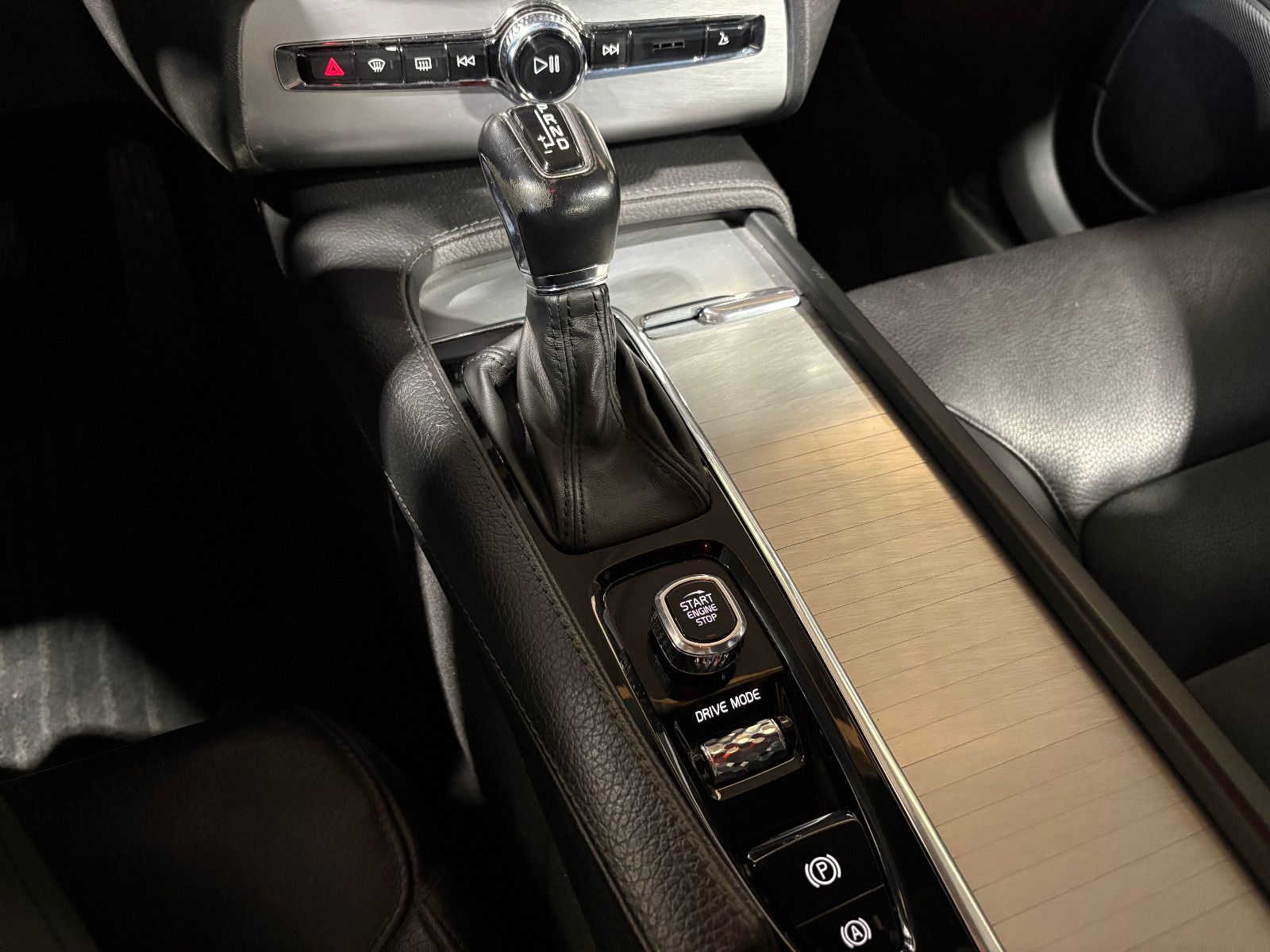 Fahrzeugabbildung Volvo XC90 Momentum AWD/NAVI/KAMERA/APPLE/KLIMA/SHZ