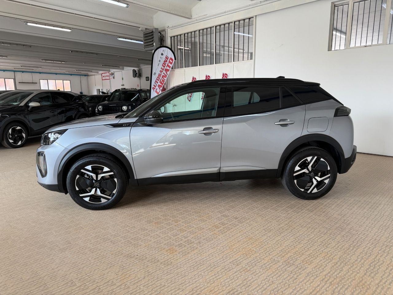 Peugeot 2008 Hybrid 145 e-DCS6 GT KM 9000 2025 B imagem 3
