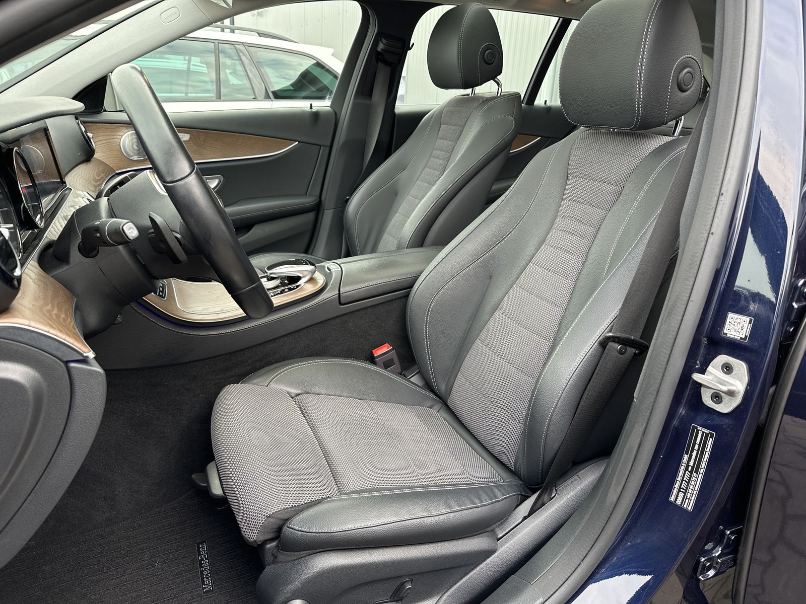 Fahrzeugabbildung Mercedes-Benz E 300de T AMG-Line NAV+LED+360°+PANORAMA+BURMEST