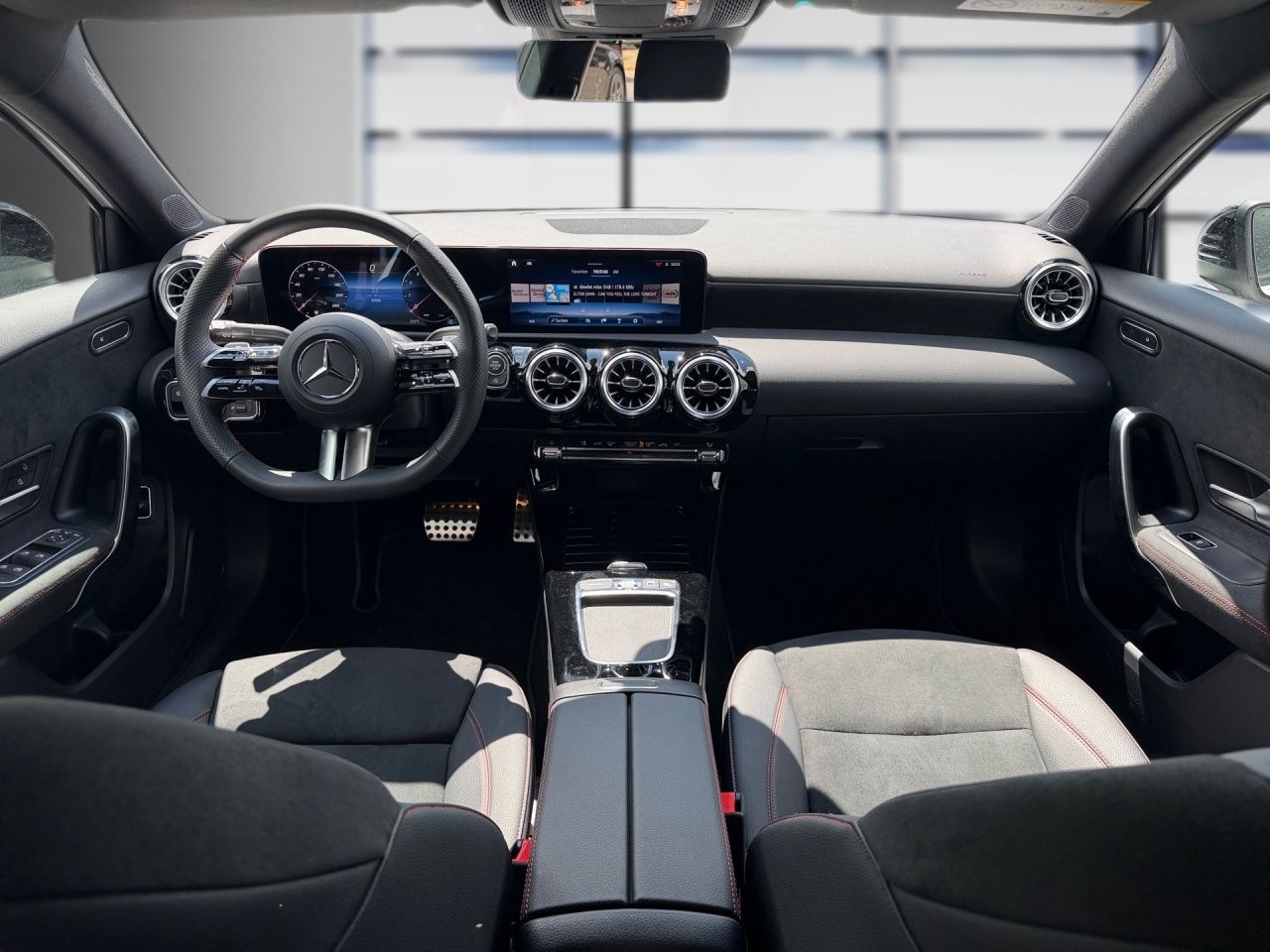 Fahrzeugabbildung Mercedes-Benz A 180 Limousine AMG+NIGHT+KEYLESS+LENKRADHEIZ+