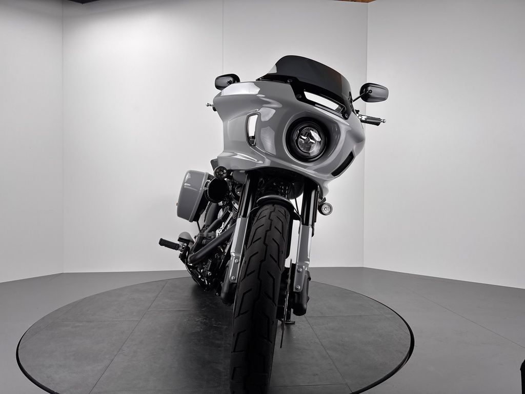 Fahrzeugabbildung Harley-Davidson LOW RIDER ST FXLRST *NEUWERTIG *1. HAND