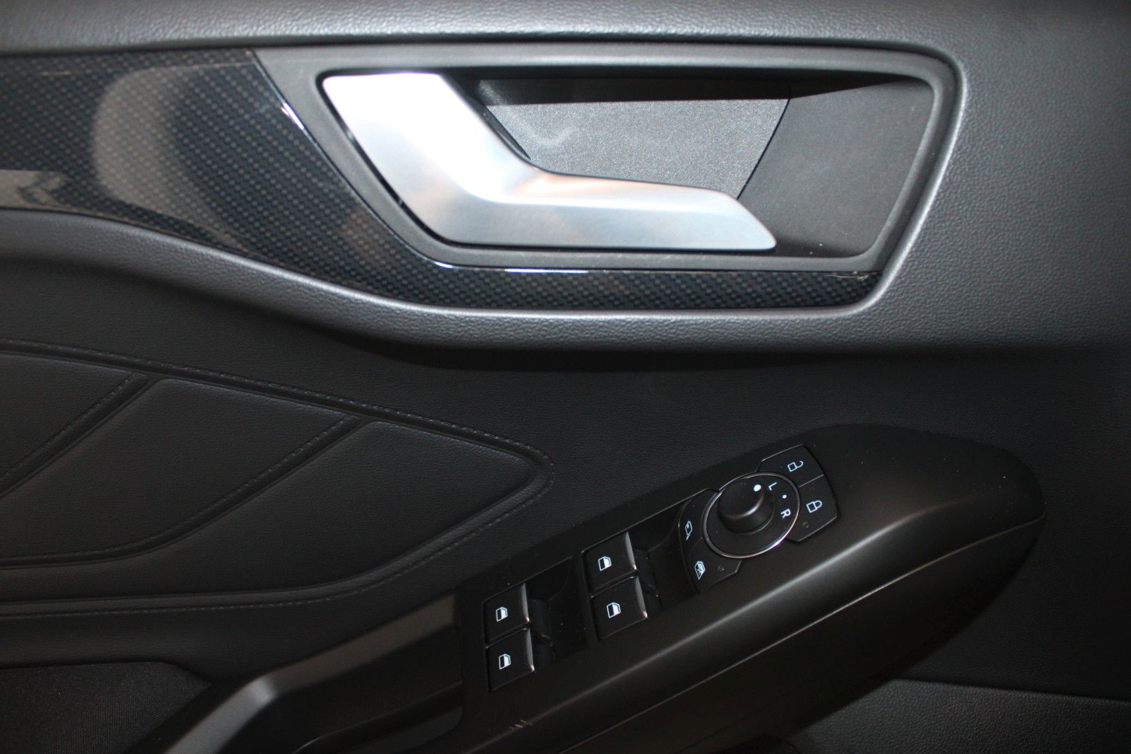 Fahrzeugabbildung Ford Focus ST-Line Turnier LED Park + Winter Paket