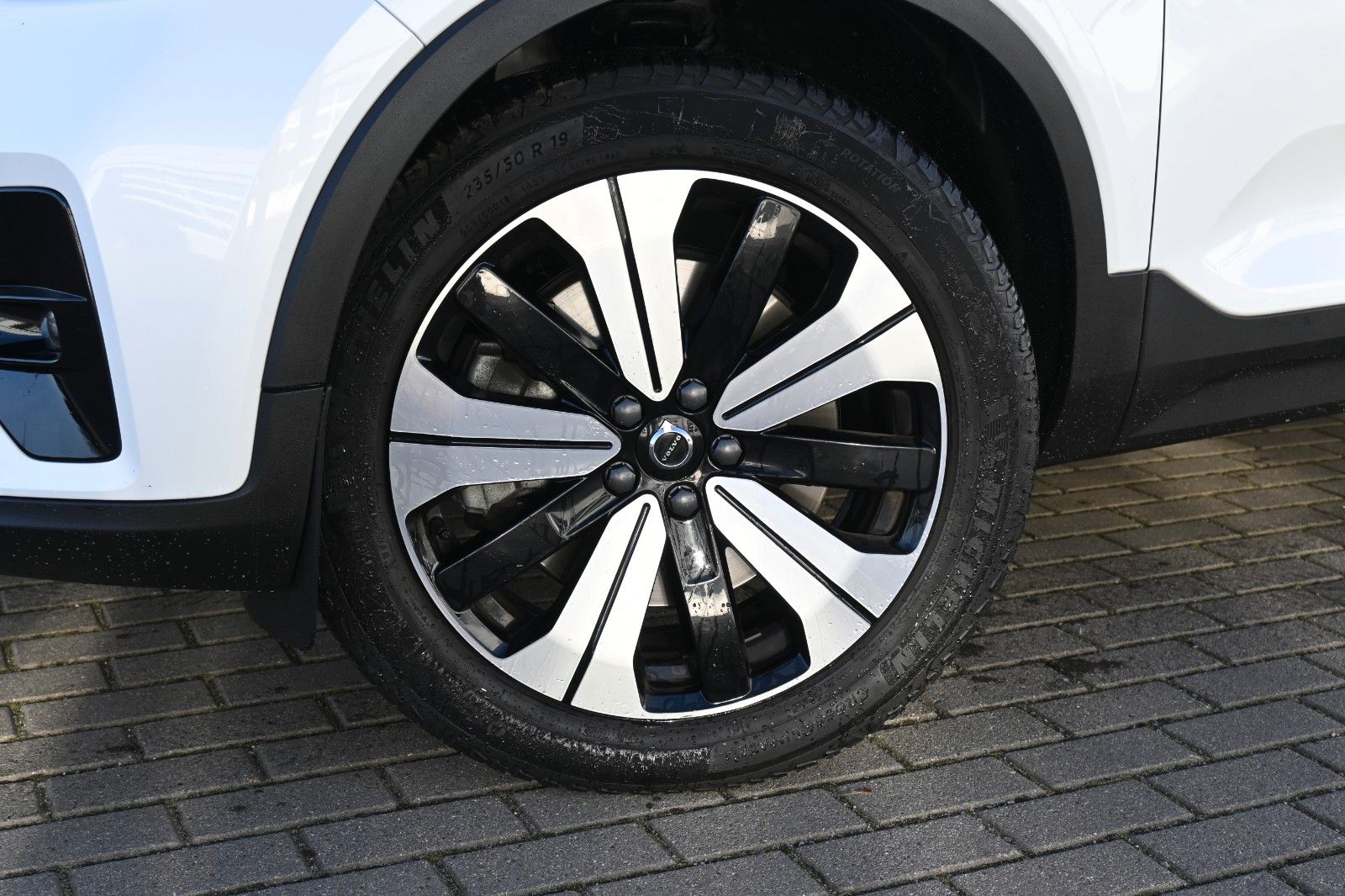 Fahrzeugabbildung Volvo XC40 T5 Recharge Plus Dark*H&K*BLIS*RFK*AHK