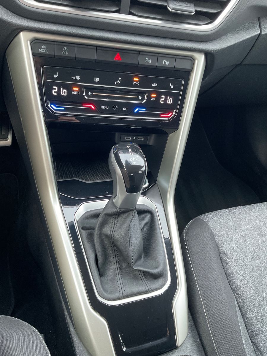 Fahrzeugabbildung Volkswagen T-Roc 1.5 TSI DSG MOVE,LED,Navi,Carplay