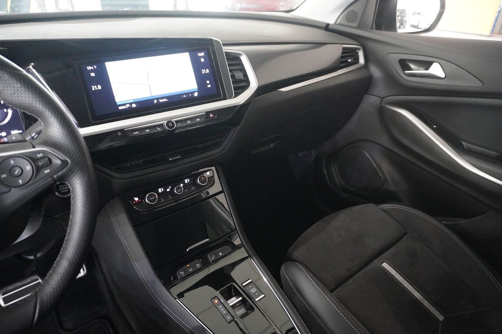 Fahrzeugabbildung Opel Grandland (X) 1.6T GSe HYBRID 4X4 NAVI/LED/SPORT