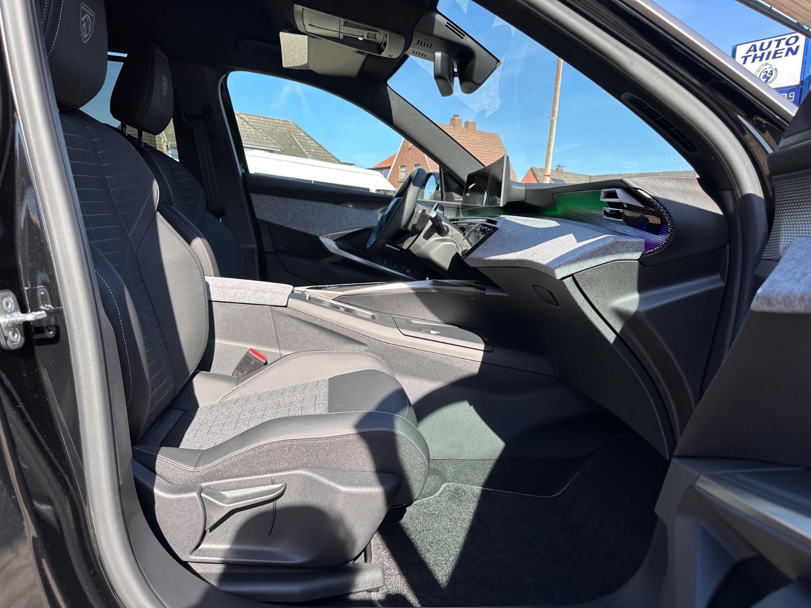 Fahrzeugabbildung Peugeot 5008 GT Hybrid 145 Autom 7-Sitz/ACC/Navi/APP/LED