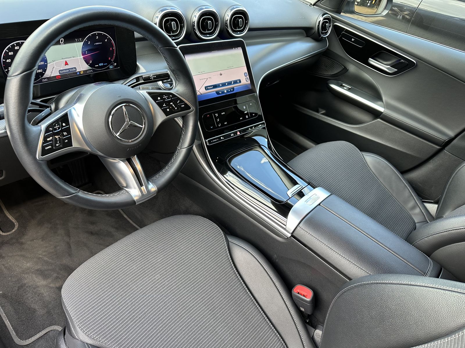 Fahrzeugabbildung Mercedes-Benz C 220d T Avantgarde NAV+LED+AHK+VCOCKPIT+CARPLAY