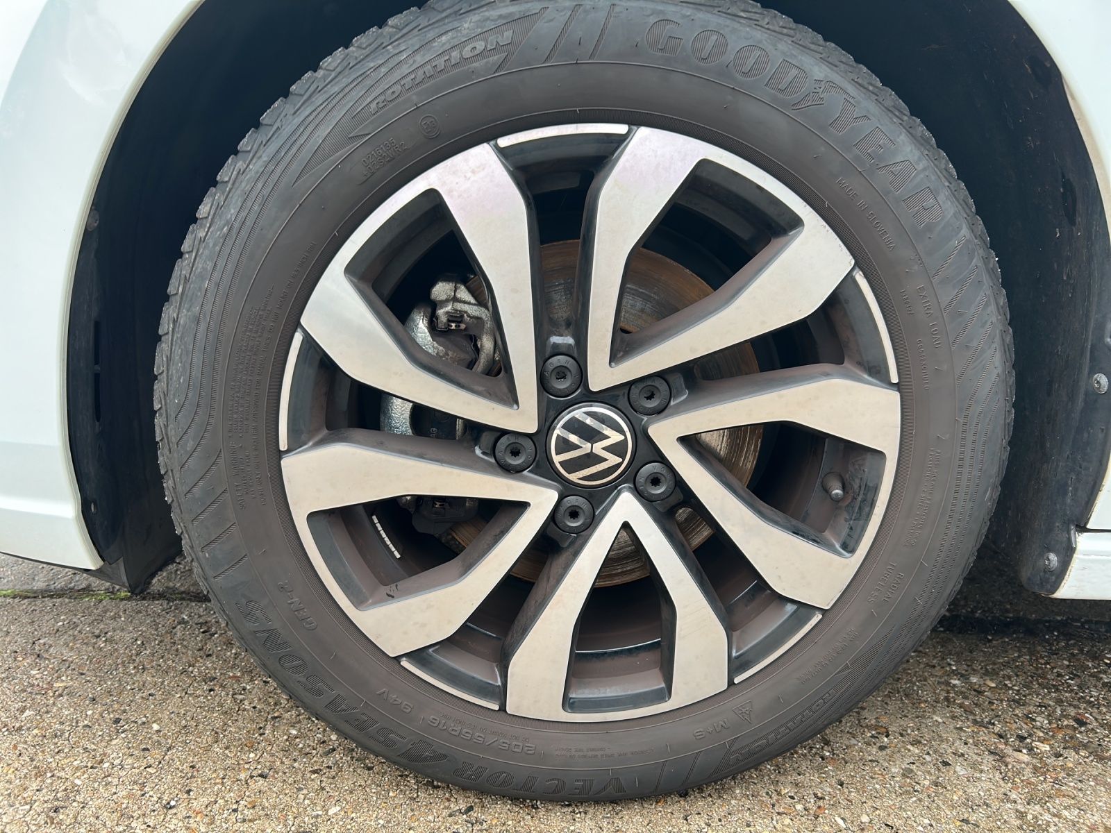 Fahrzeugabbildung Volkswagen Golf VIII Variant eTSI Active DSG LED ACC SH Rea