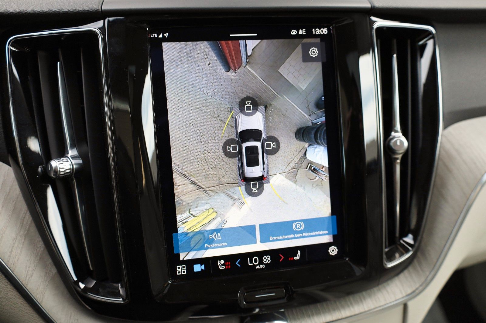Fahrzeugabbildung Volvo XC60 AWD Plus Dark Leder,LED,Panorama,360° Cam