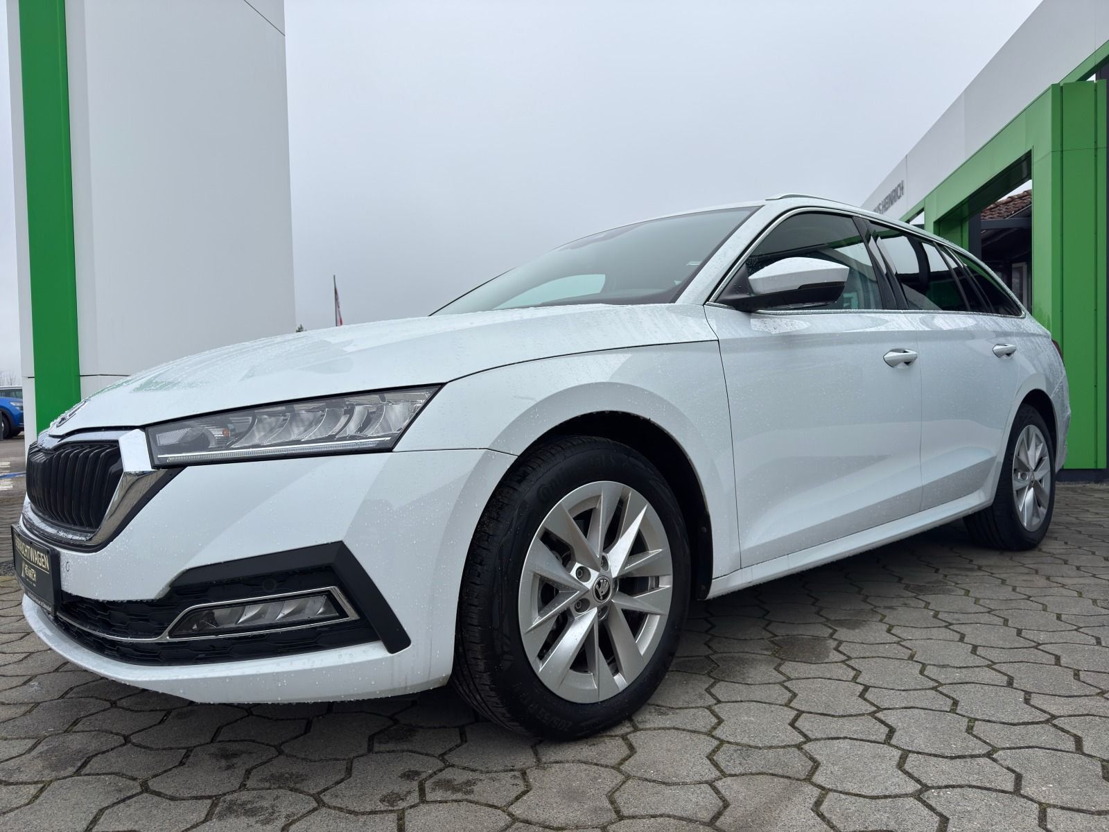 Fahrzeugabbildung SKODA Octavia Combi 2.0 TDI 6-Gang*LED*Head-Up*NAVI*Si