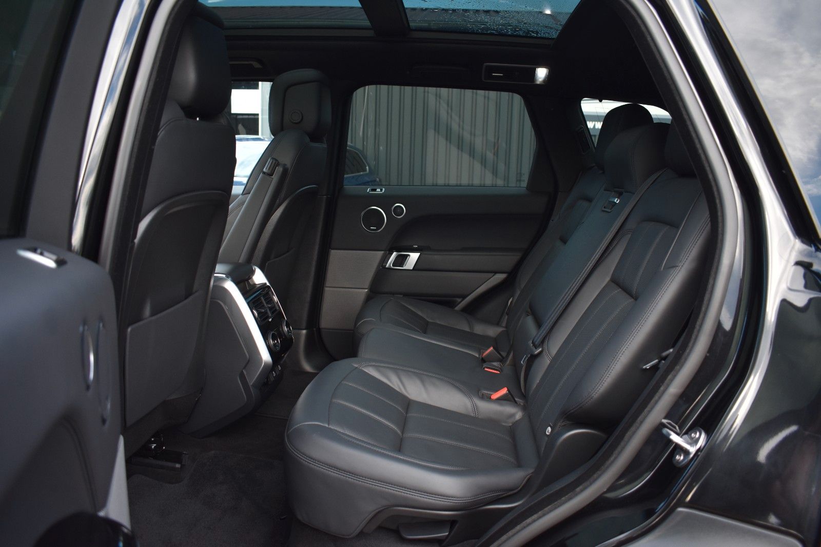 Fahrzeugabbildung Land Rover Range Rover Sport HSE P400 Dynamic Stealt Black